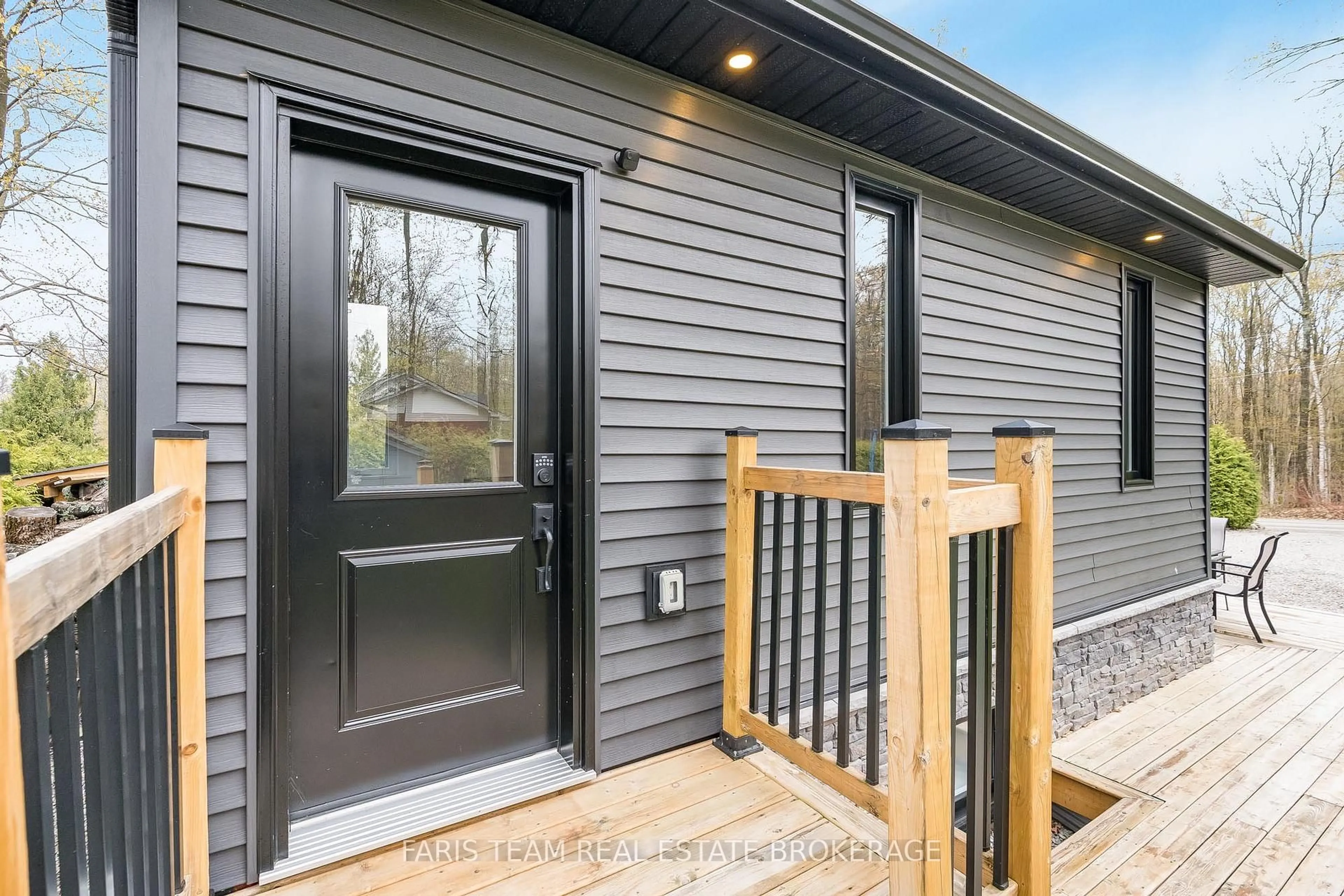 Home with vinyl exterior material, street for 1720 Tay Point Rd, Penetanguishene Ontario L9M 1X7