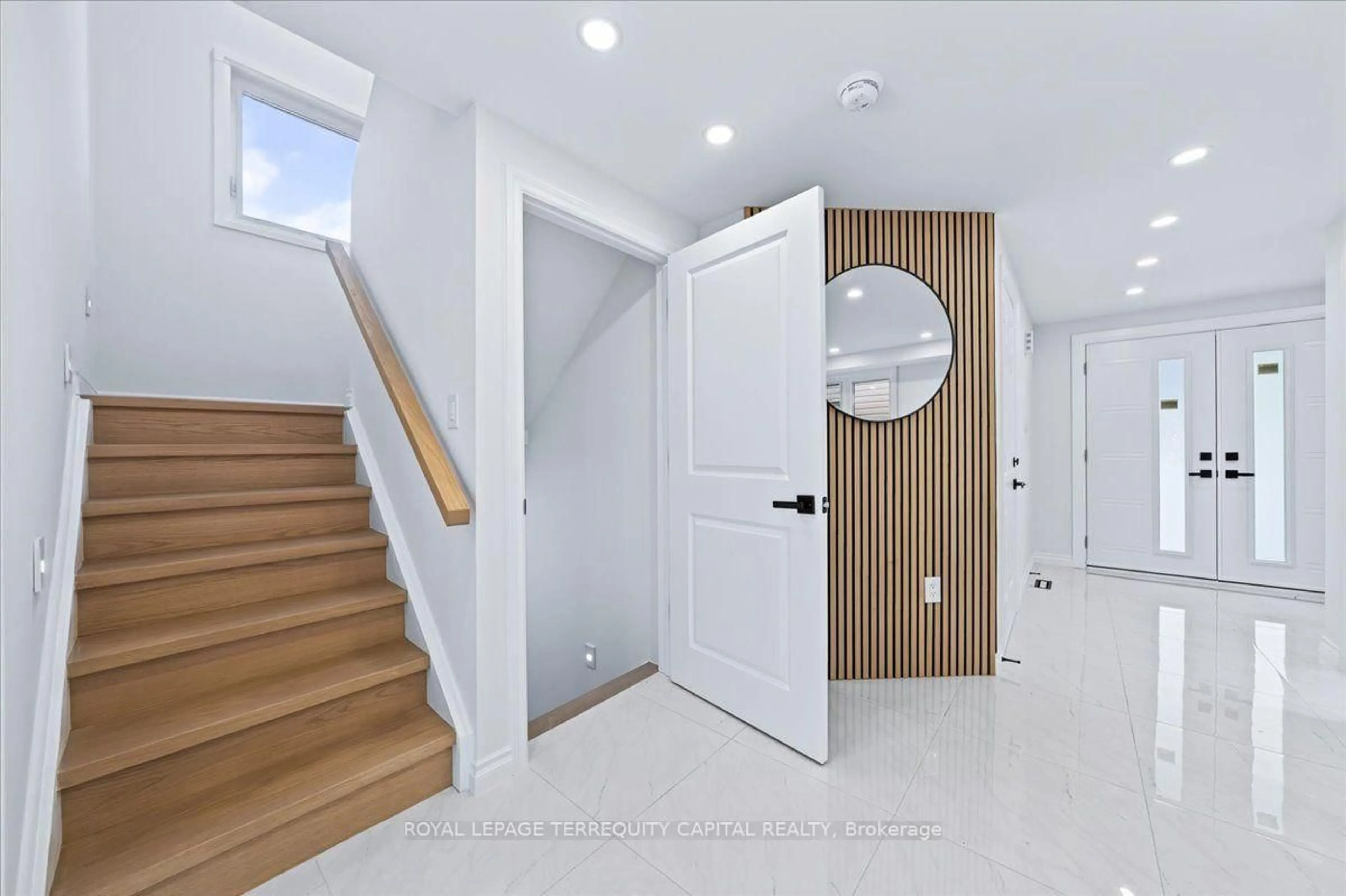 Indoor entryway for 4 Cassandra Dr, Barrie Ontario L4M 6W2