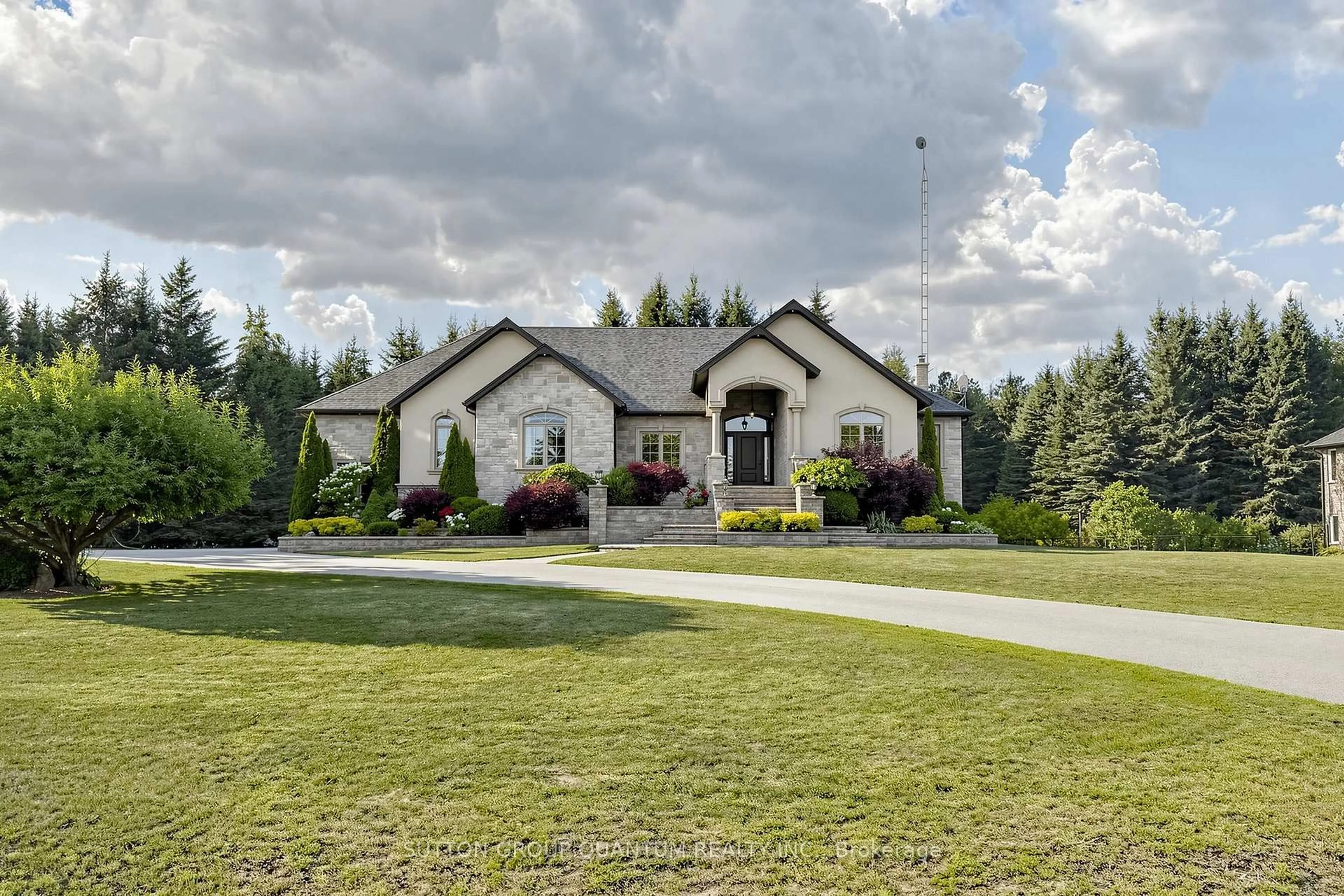 A pic from outside/outdoor area/front of a property/back of a property/a pic from drone, mountain view for 3712 Michael St, Clearview Ontario L0M 1N0