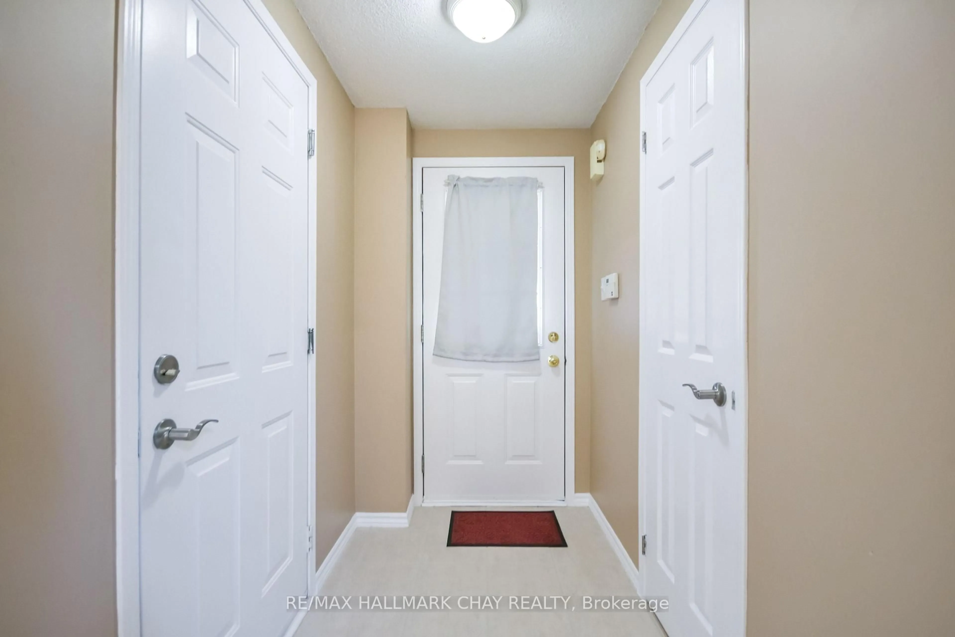 Indoor entryway for 17 Srigley St, Barrie Ontario L4N 0L9