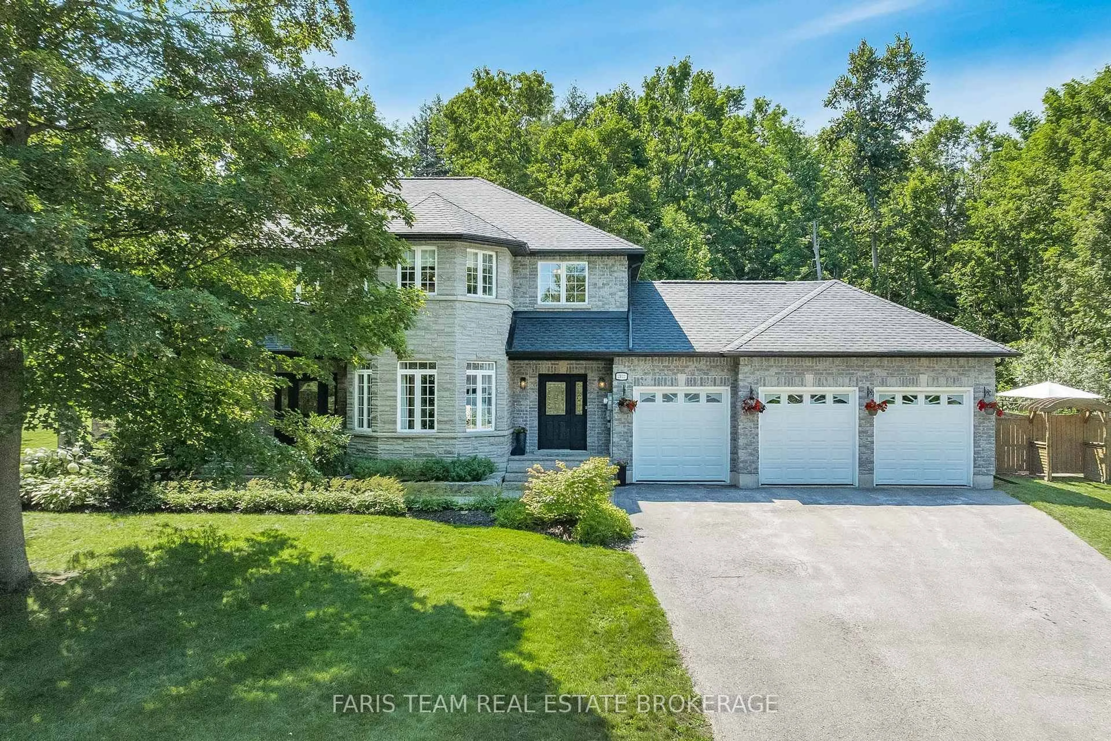 A pic from outside/outdoor area/front of a property/back of a property/a pic from drone, street for 2122 Fern Glen Crt, Severn Ontario L3V 0E8
