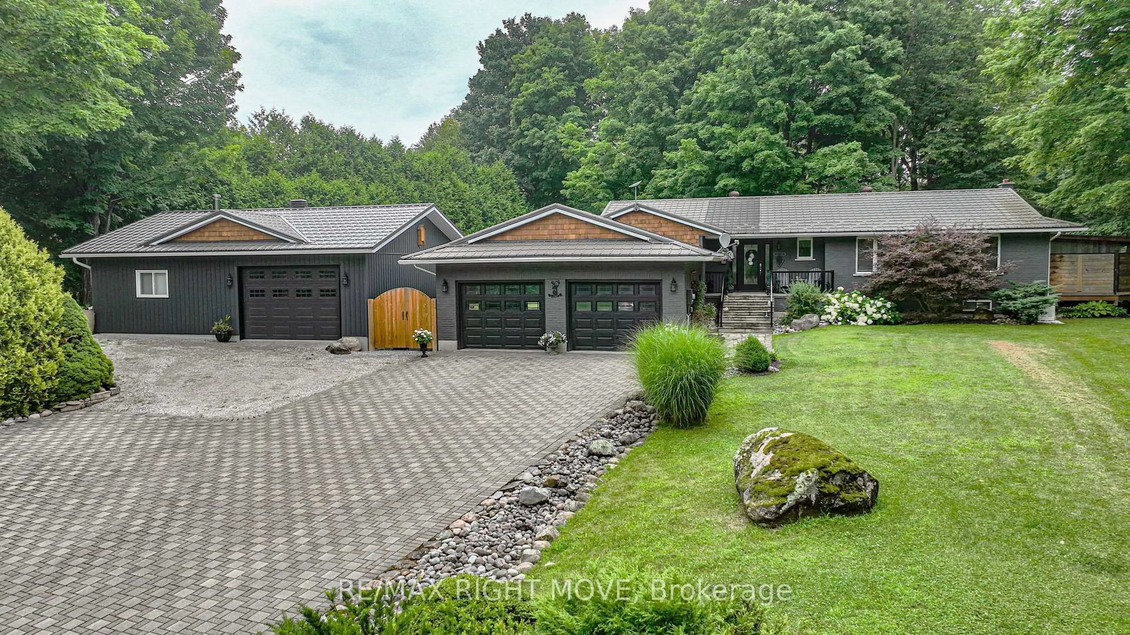 A pic from outside/outdoor area/front of a property/back of a property/a pic from drone, street for 1220 Birchcliffe Cres, Severn Ontario L3V 0W1