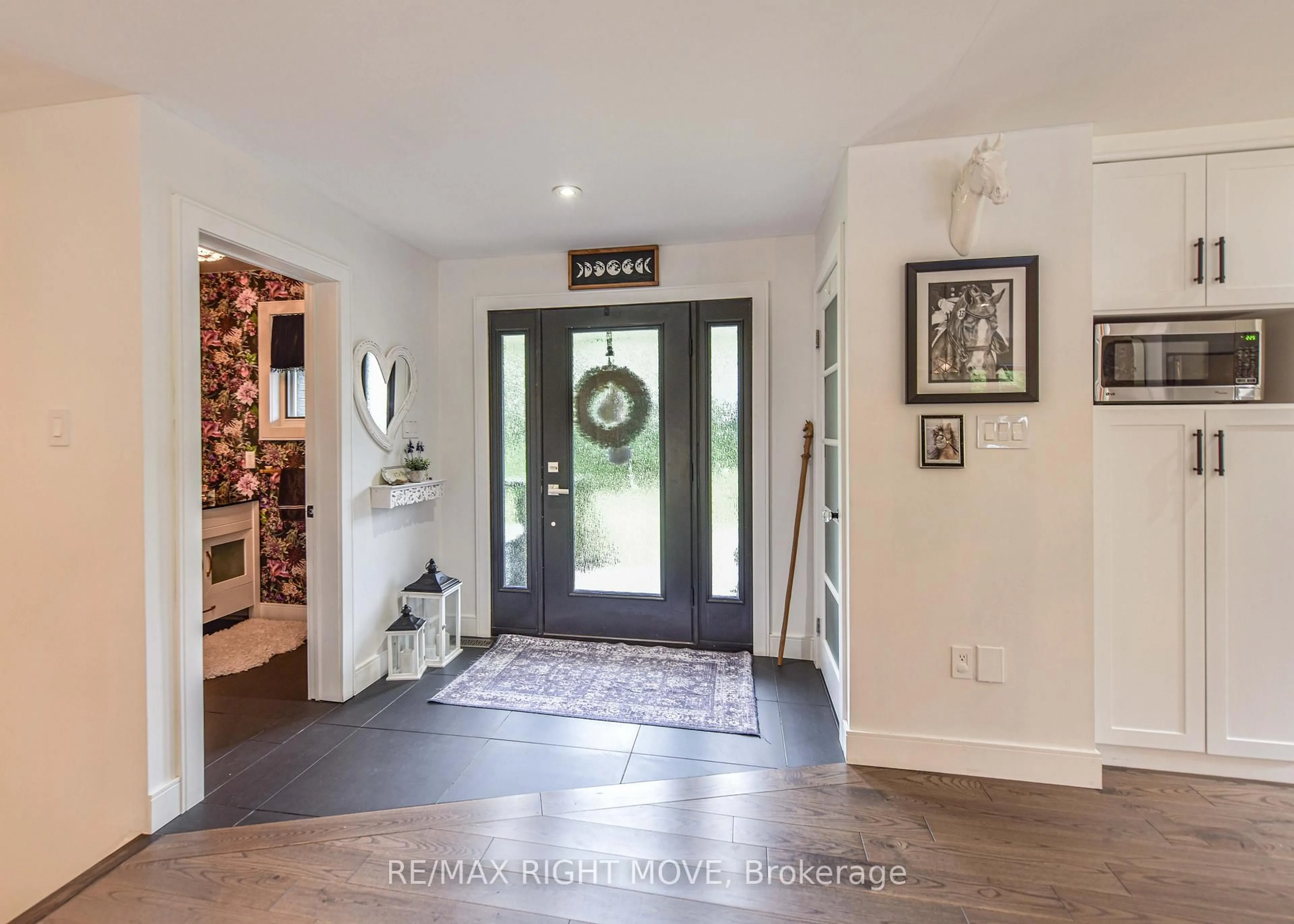 Indoor entryway for 1220 Birchcliffe Cres, Severn Ontario L3V 0W1