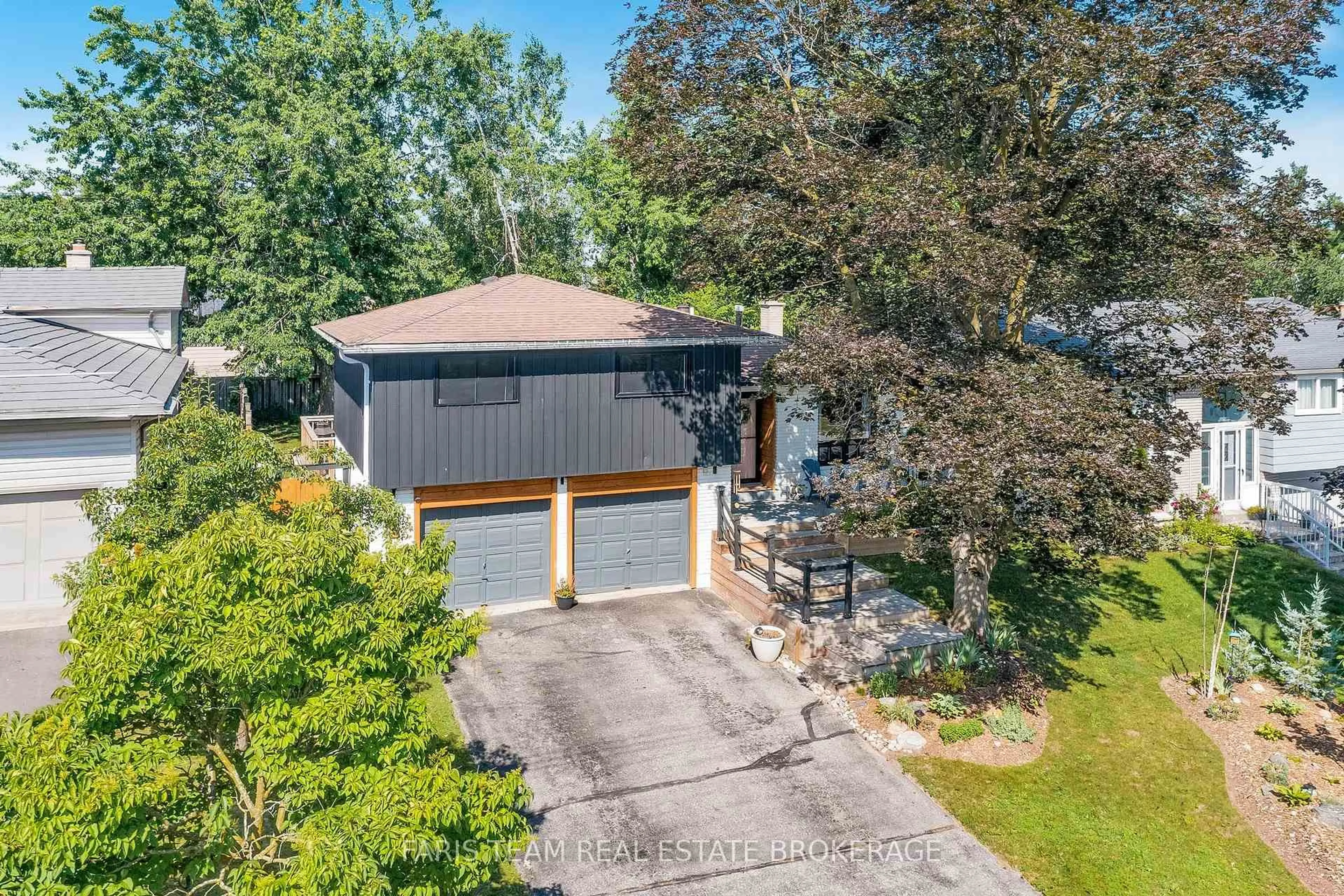 A pic from outside/outdoor area/front of a property/back of a property/a pic from drone, water/lake/river/ocean view for 20 Carol Rd, Barrie Ontario L4N 3P5