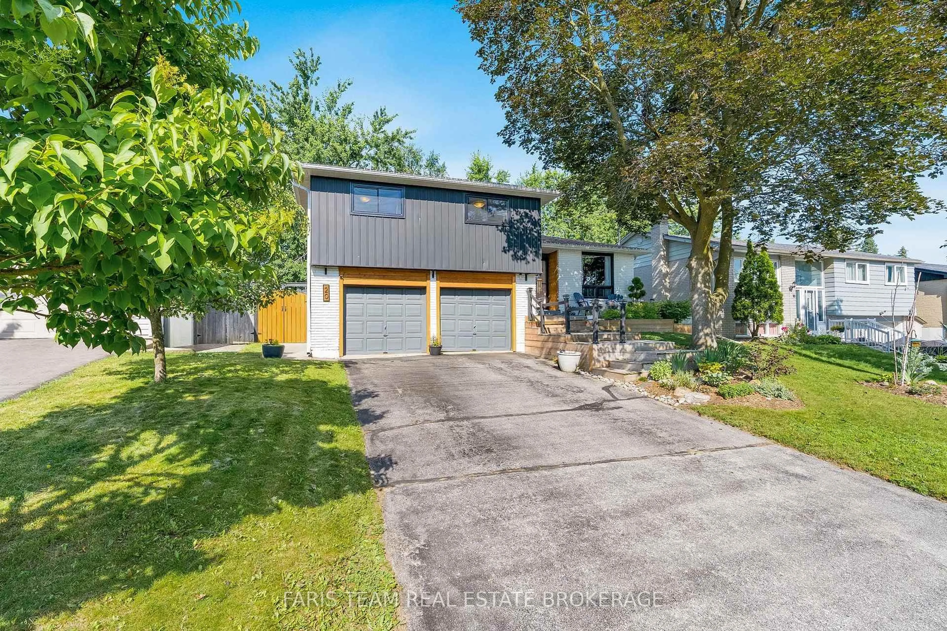 A pic from outside/outdoor area/front of a property/back of a property/a pic from drone, street for 20 Carol Rd, Barrie Ontario L4N 3P5