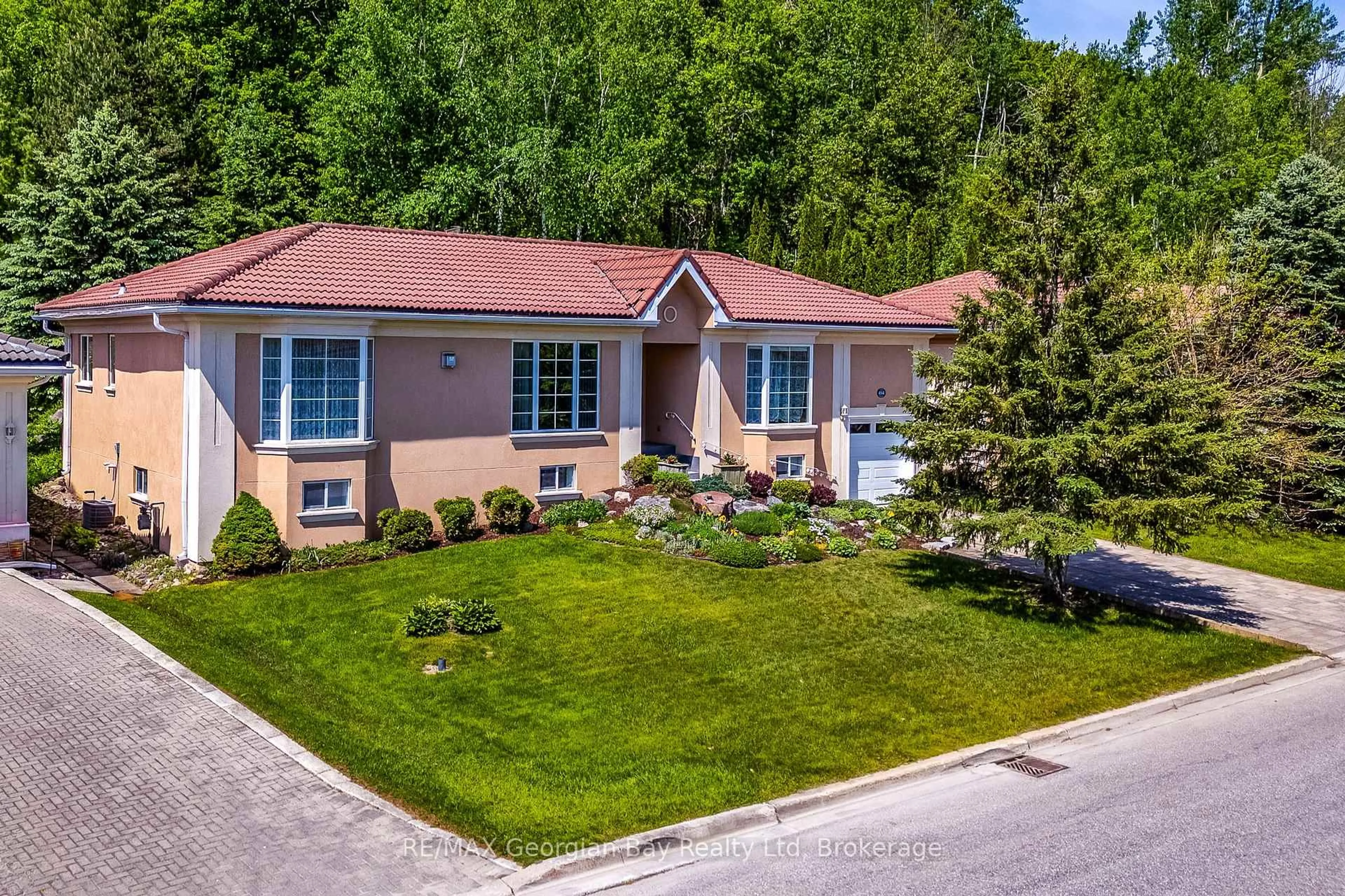 A pic from outside/outdoor area/front of a property/back of a property/a pic from drone, street for 494 Aberdeen Blvd, Midland Ontario L4R 5L9