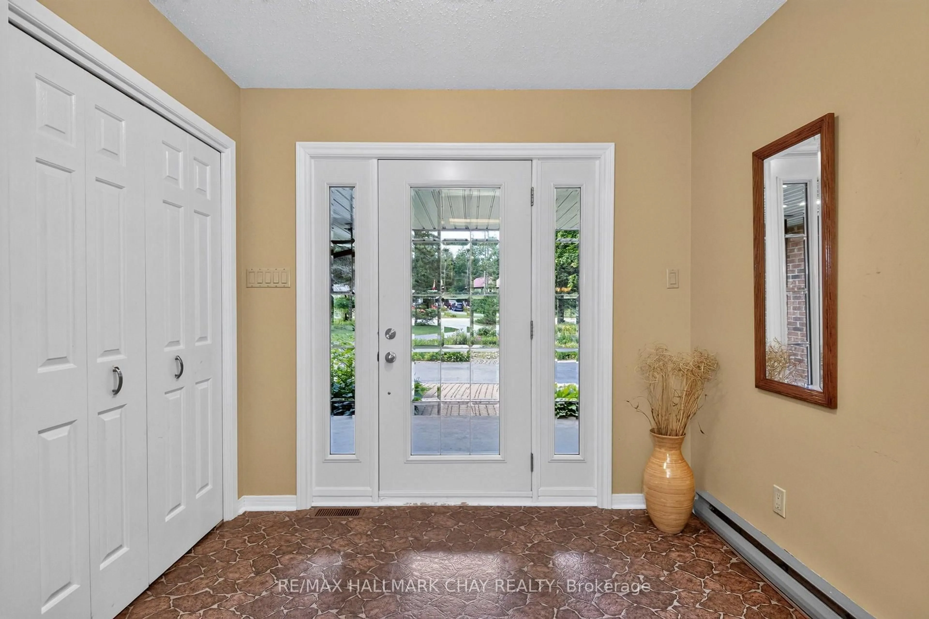 Indoor entryway for 75 Cathedral Pines Rd, Oro-Medonte Ontario L4M 4Y8