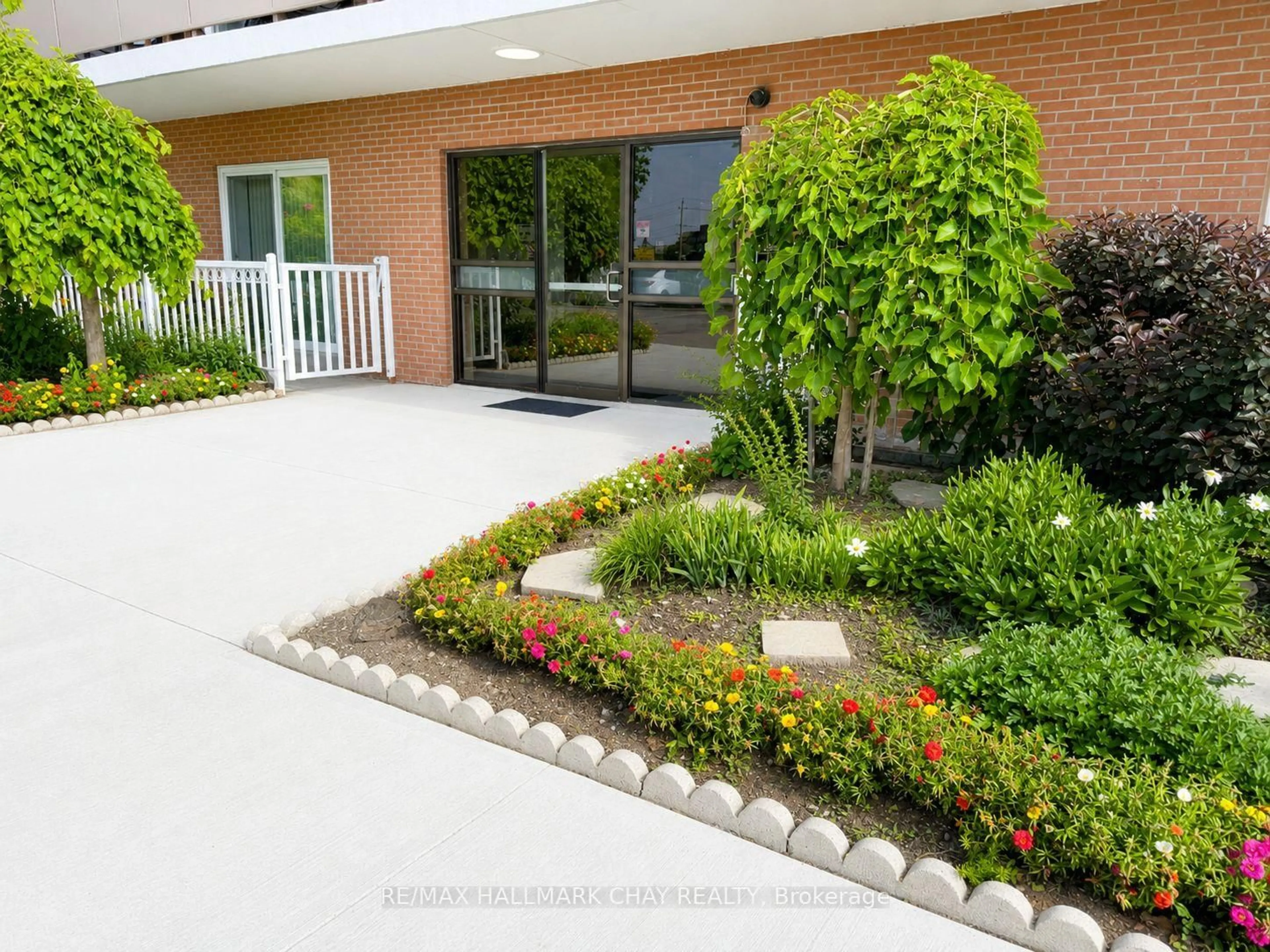 Patio, street for 414 Blake St #306, Barrie Ontario L4M 5J7
