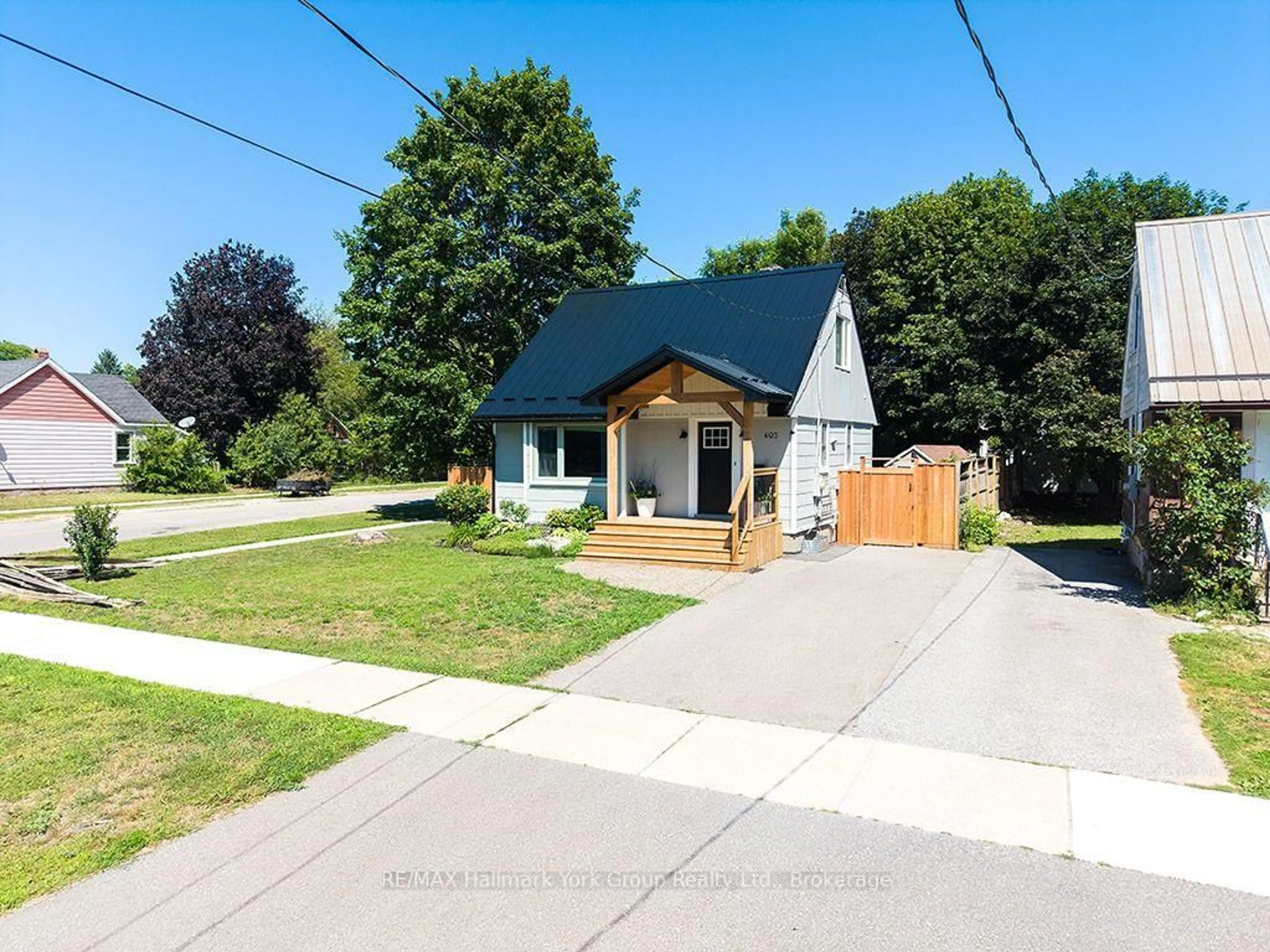A pic from outside/outdoor area/front of a property/back of a property/a pic from drone, street for 495 Maple St, Collingwood Ontario L9Y 2S6
