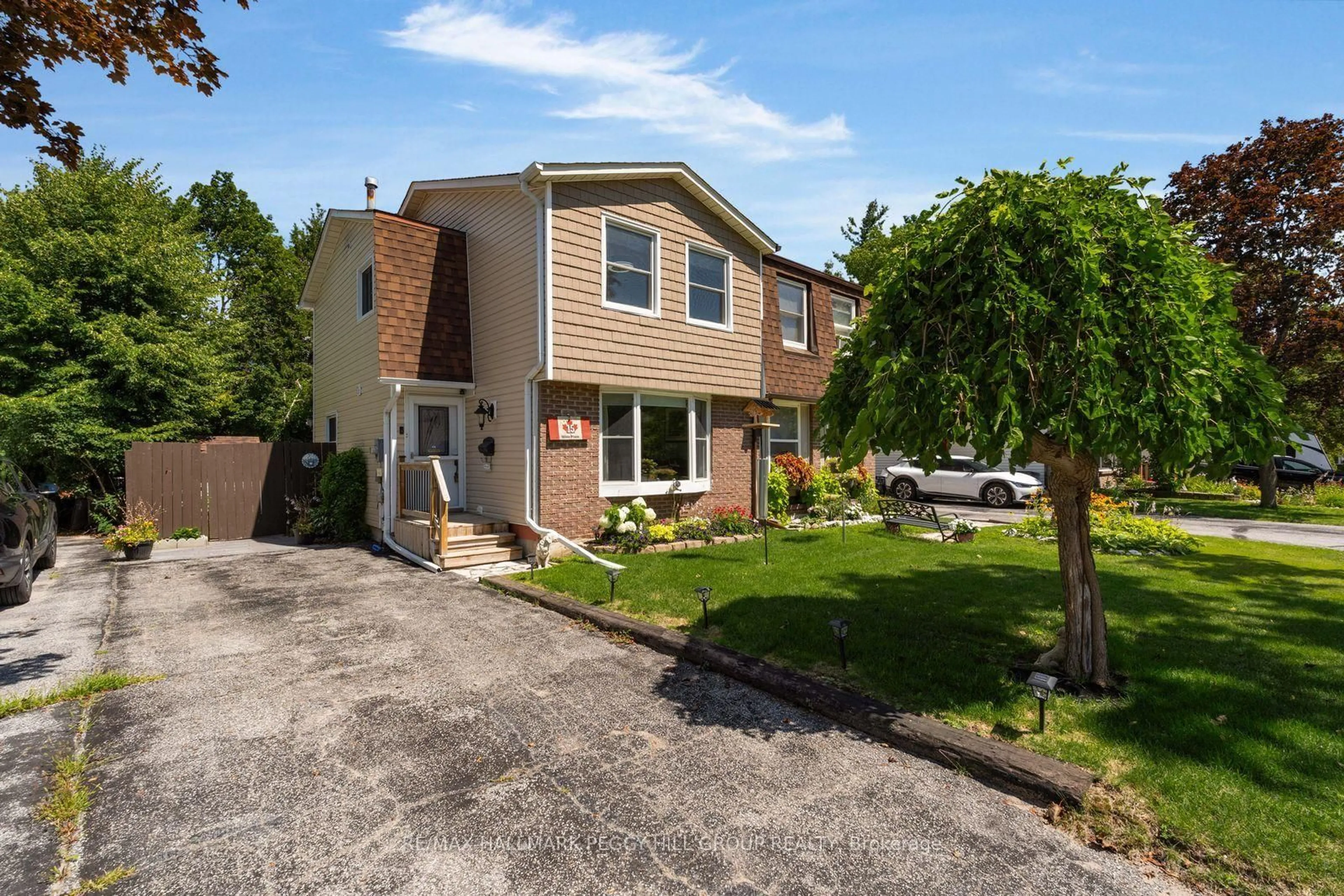 A pic from outside/outdoor area/front of a property/back of a property/a pic from drone, street for 15 Wilde Pl, Barrie Ontario L4N 4W6