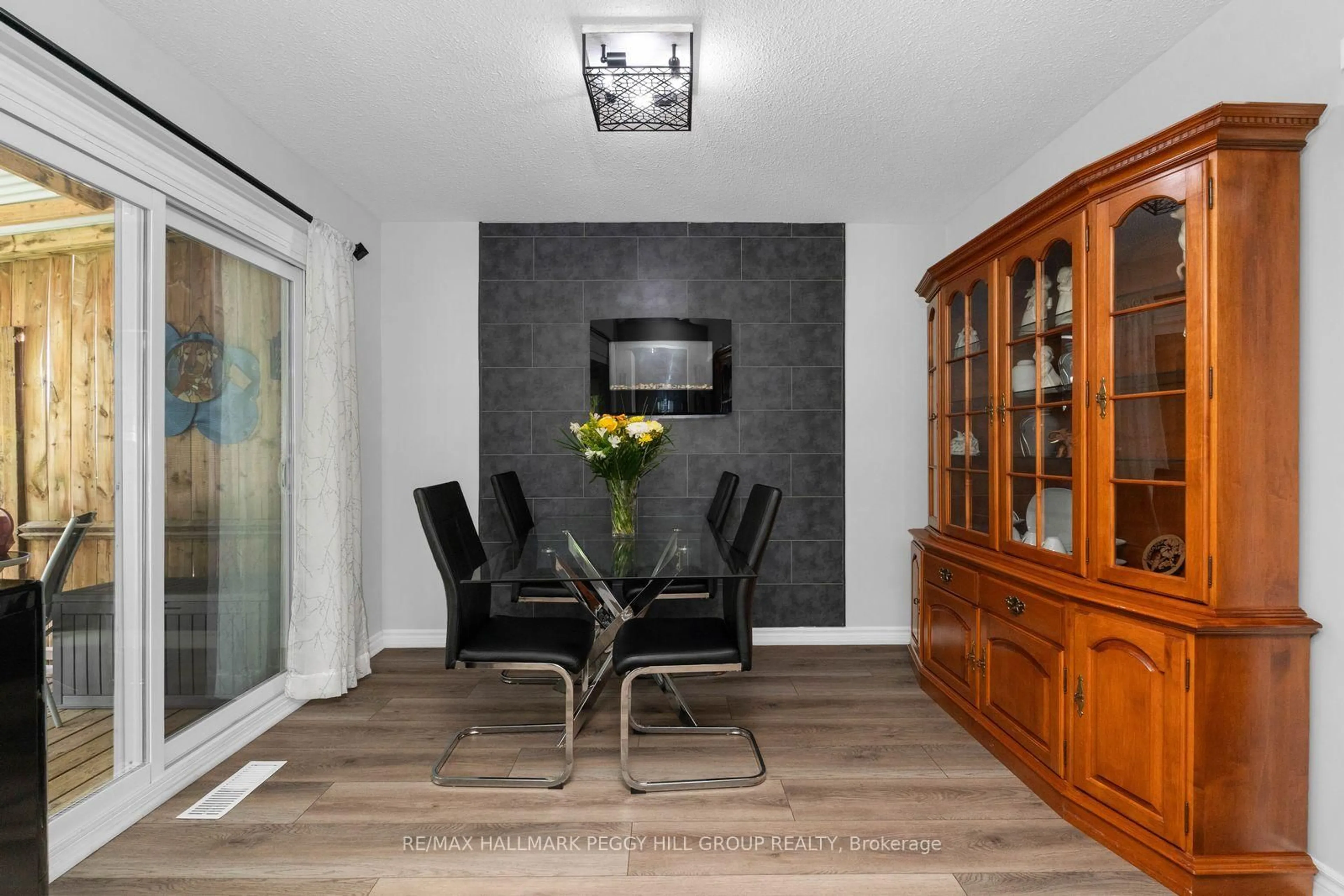 Dining room, wood/laminate floor for 15 Wilde Pl, Barrie Ontario L4N 4W6