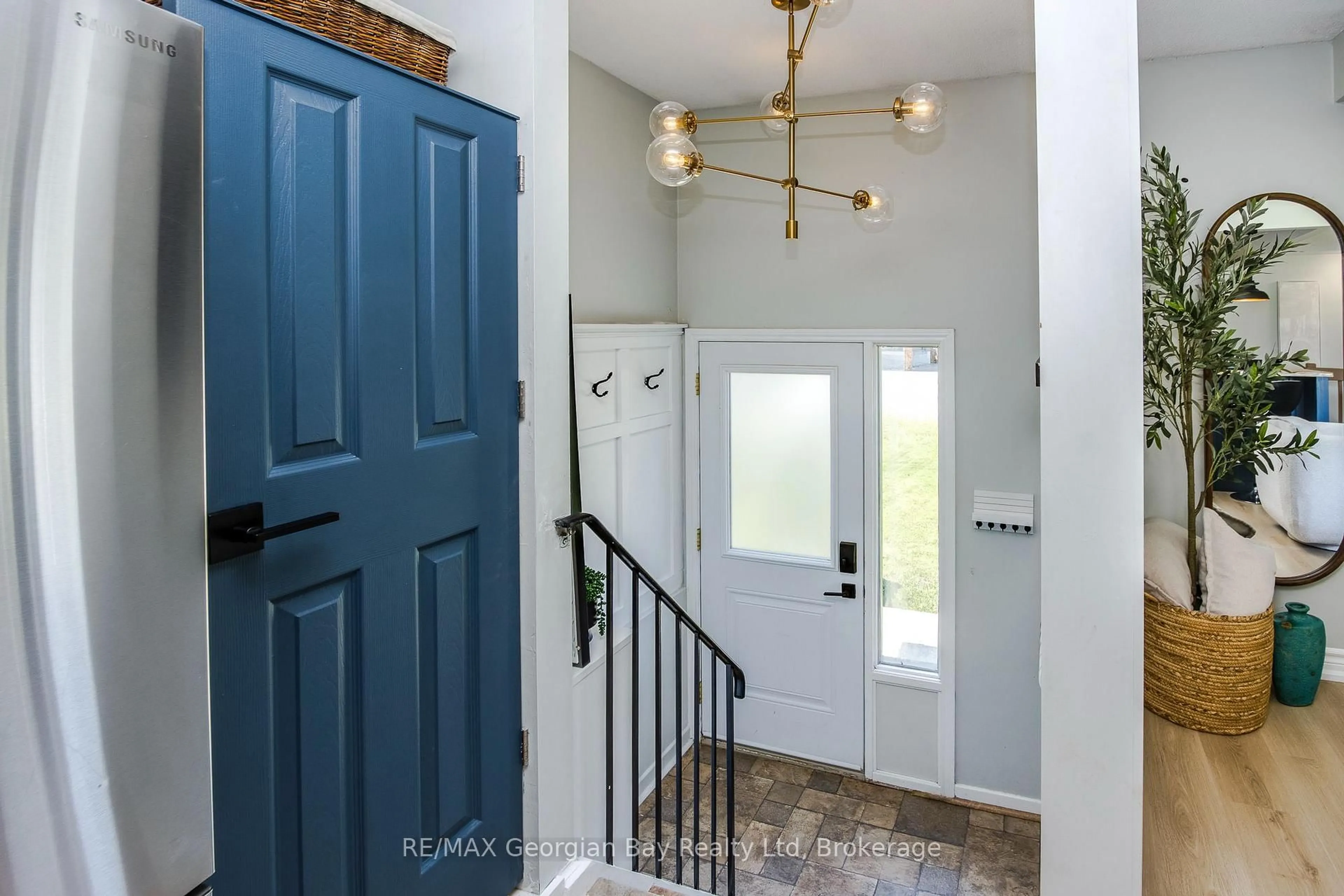 Indoor entryway for 475 Athabaska St, Tay Ontario L0K 1R0