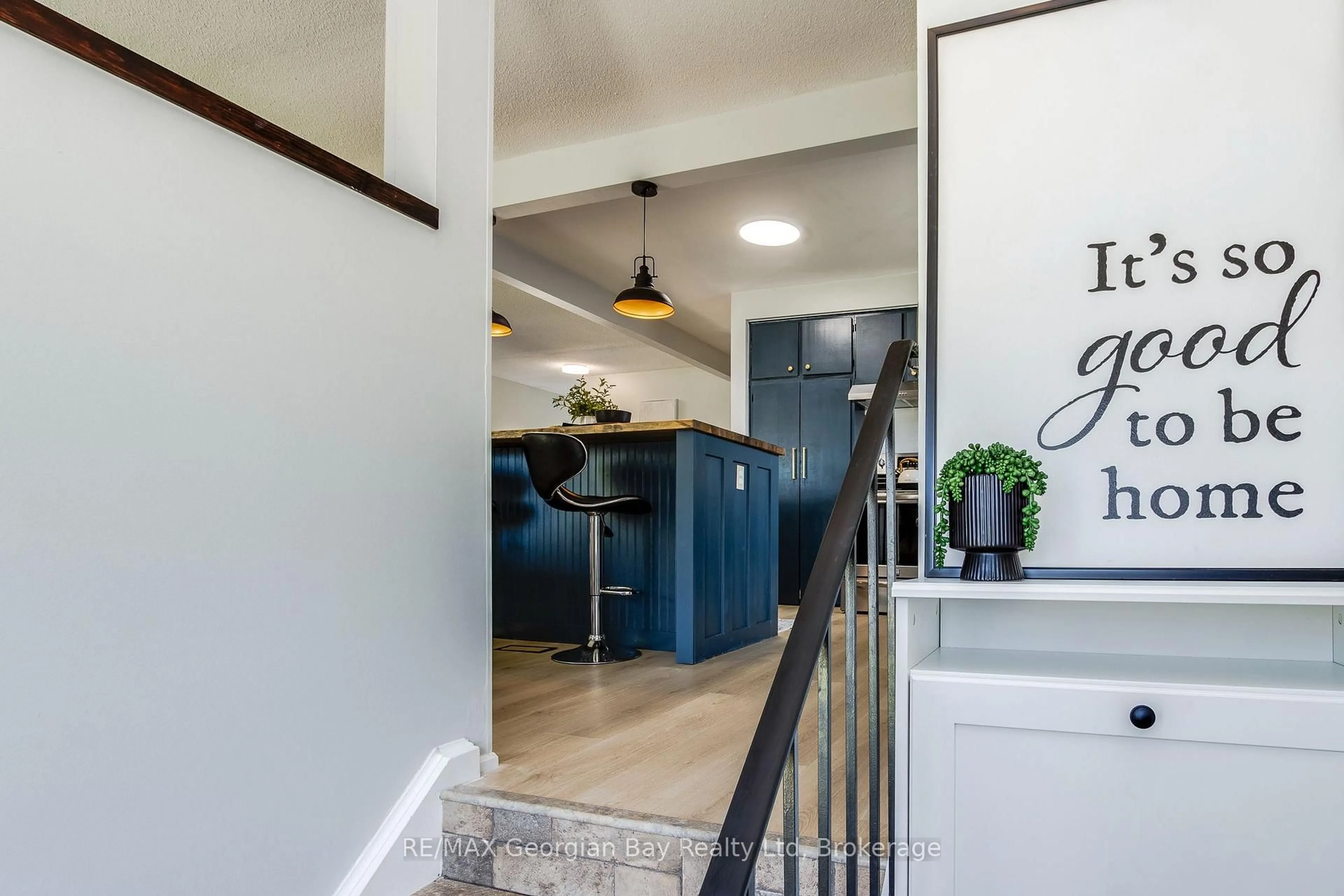 Indoor entryway for 475 Athabaska St, Tay Ontario L0K 1R0
