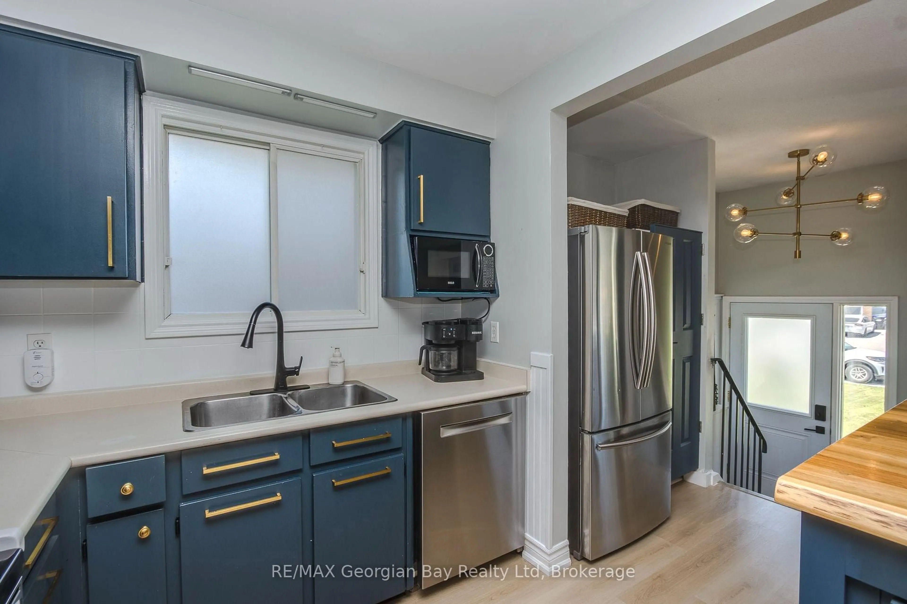Open concept kitchen, unknown for 475 Athabaska St, Tay Ontario L0K 1R0