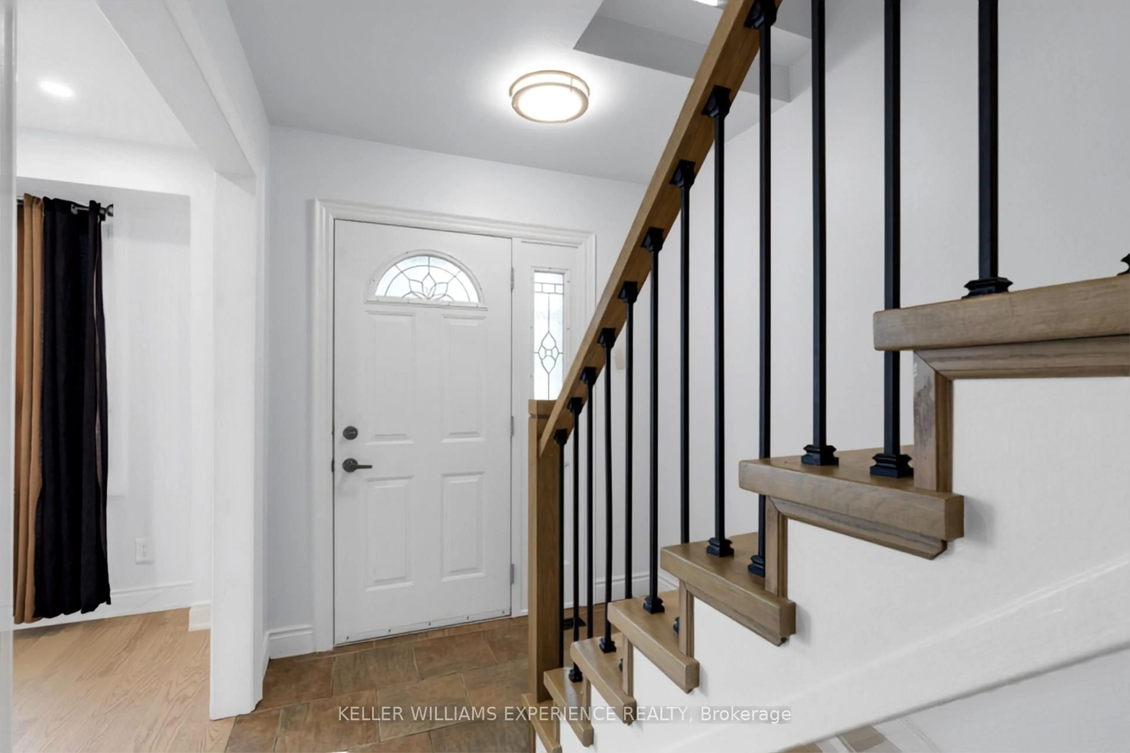 Indoor entryway for 49 Daphne Cres, Barrie Ontario L4M 2Y7