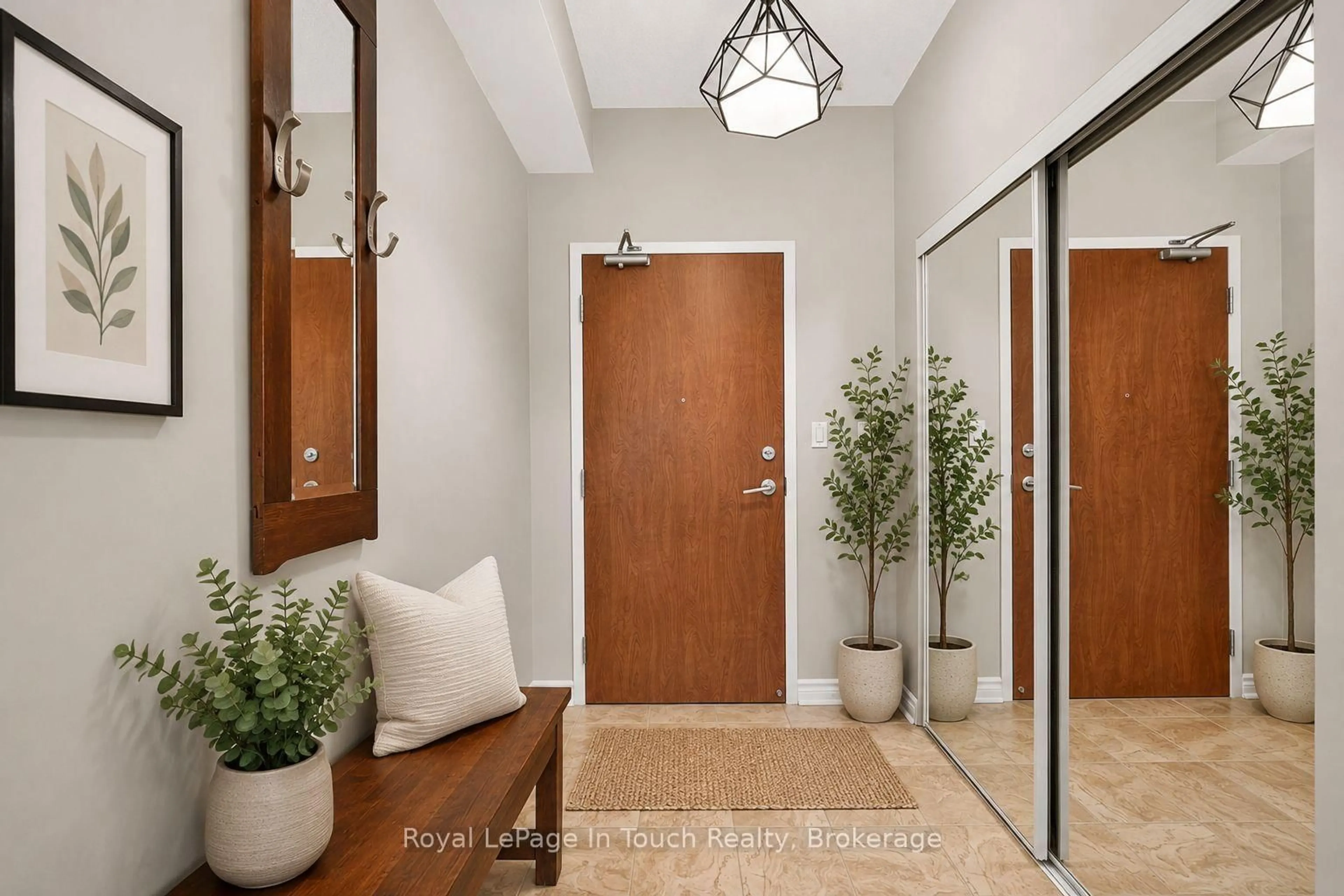 Indoor entryway for 699 Aberdeen Blvd #501, Midland Ontario L4R 5P2