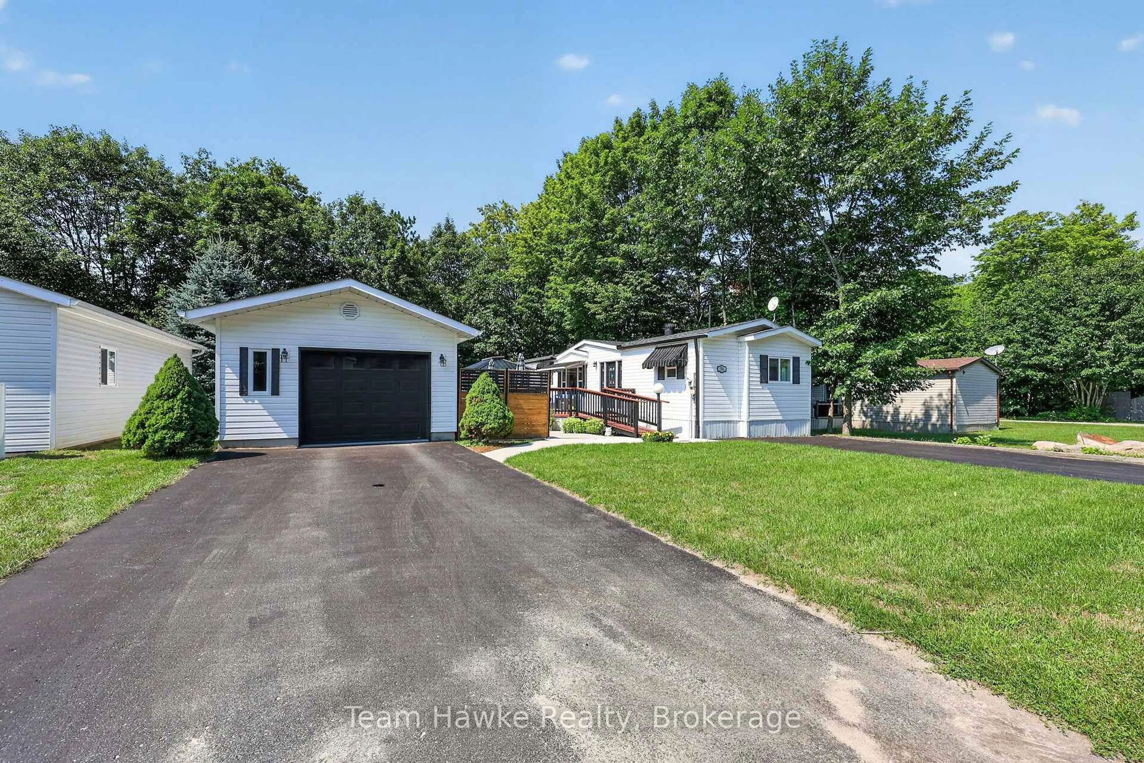 A pic from outside/outdoor area/front of a property/back of a property/a pic from drone, street for 5411 Elliott Sdrd #58, Tay Ontario L4R 4K3