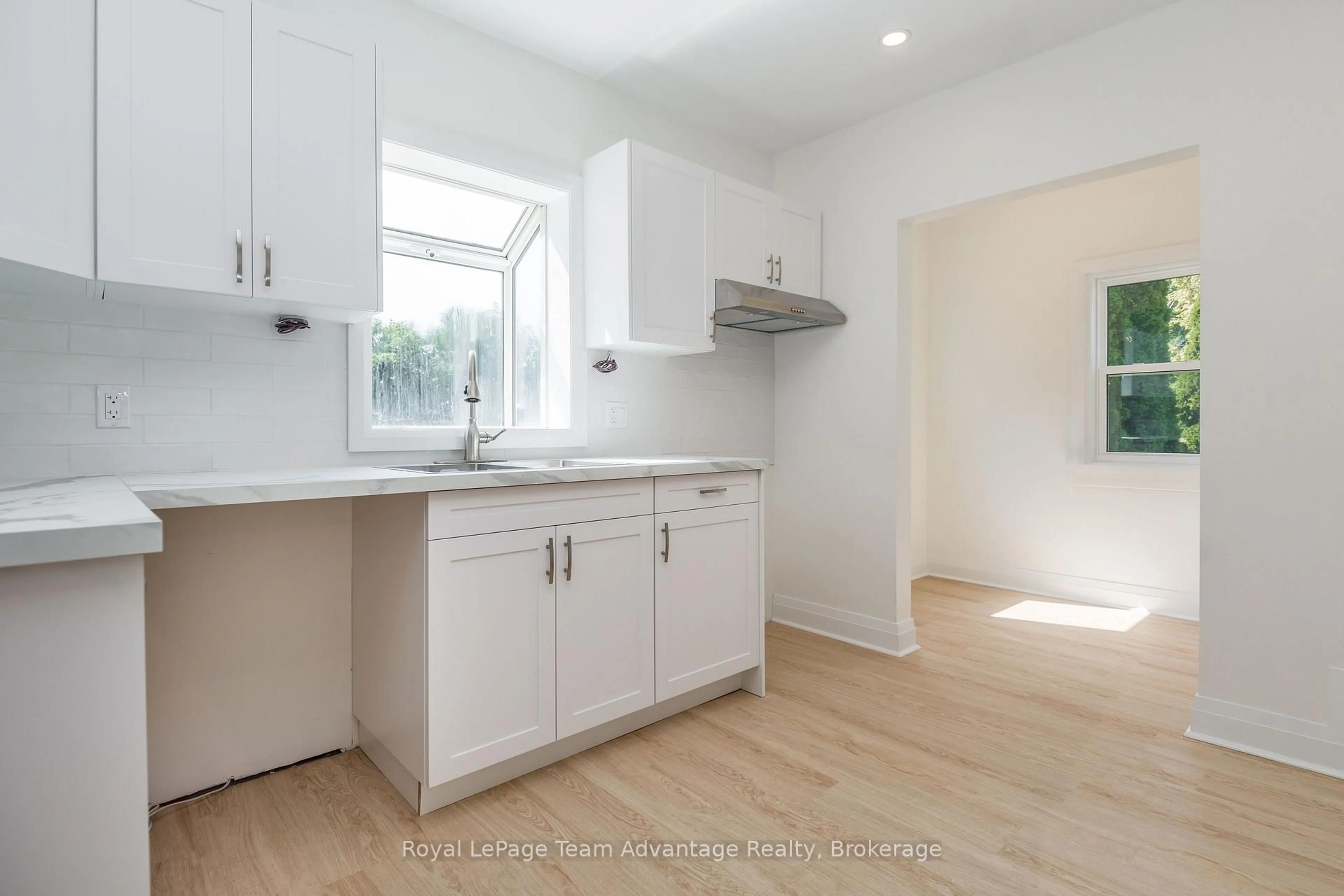 Standard kitchen, unknown for 9 Houden St, Springwater Ontario L0L 1P0
