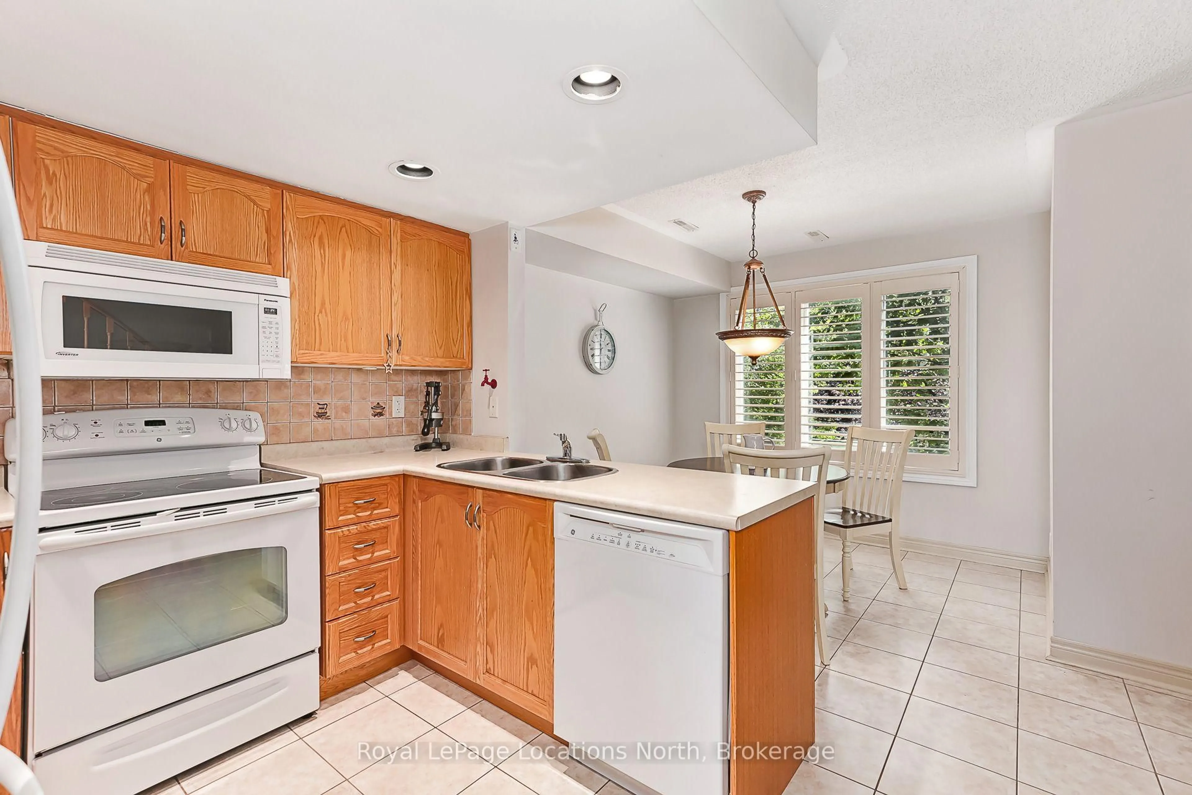 Open concept kitchen, ceramic/tile floor for 13 Raglan St #27, Collingwood Ontario L9Y 5J5