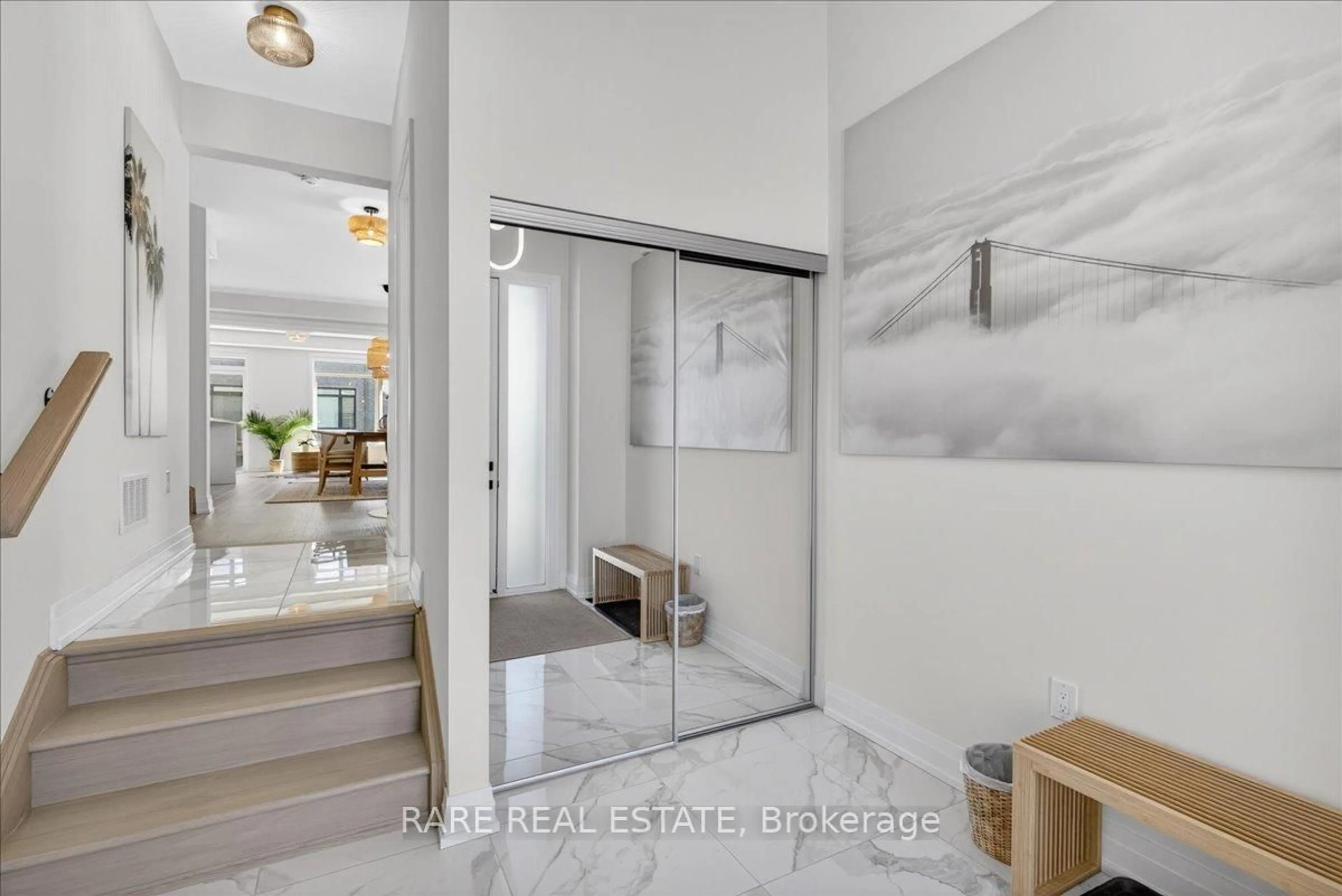 Indoor entryway for 31 Daffodil Rd, Springwater Ontario L9X 2E3