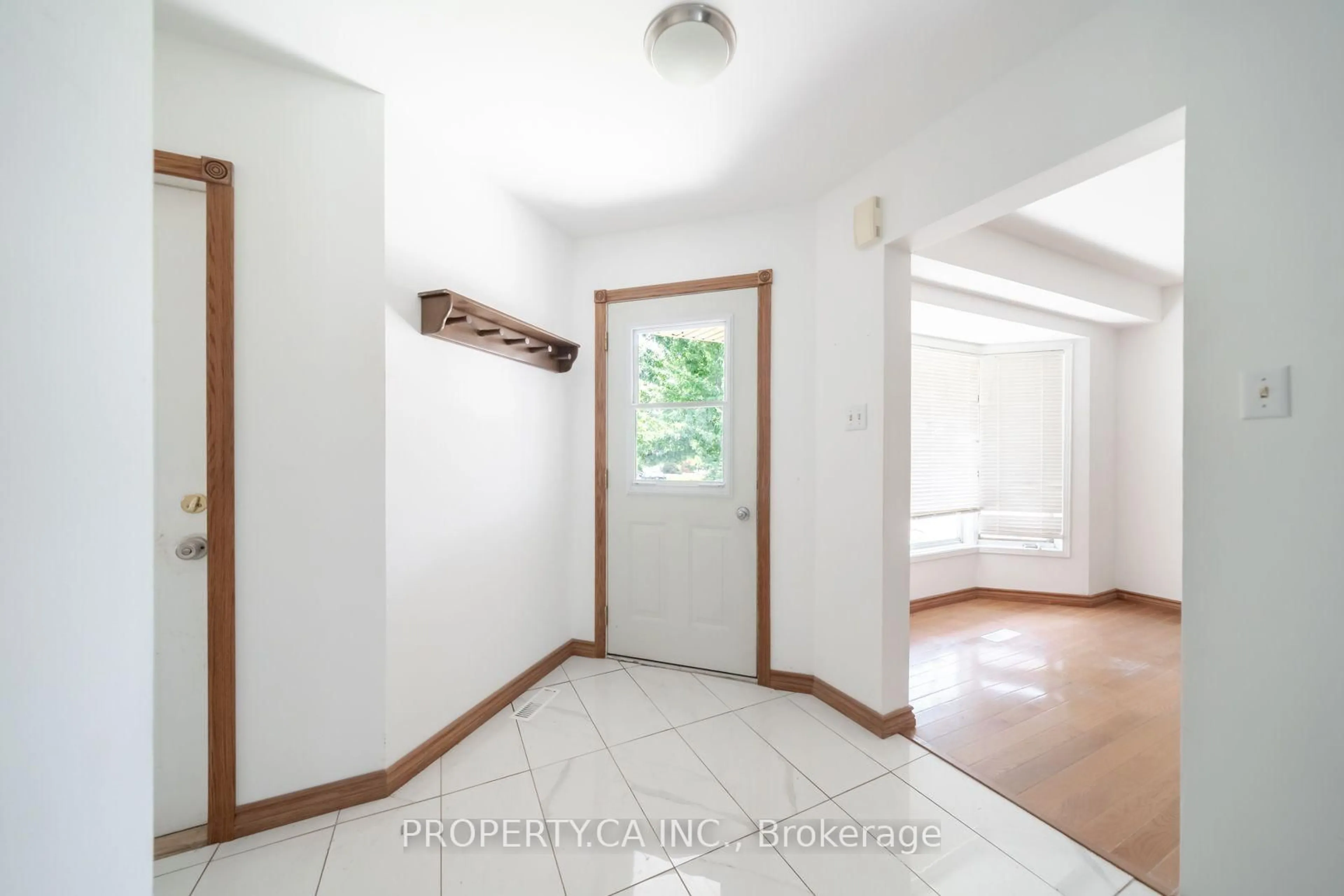 Indoor entryway for 51 Leggott Ave, Barrie Ontario L4N 8B1