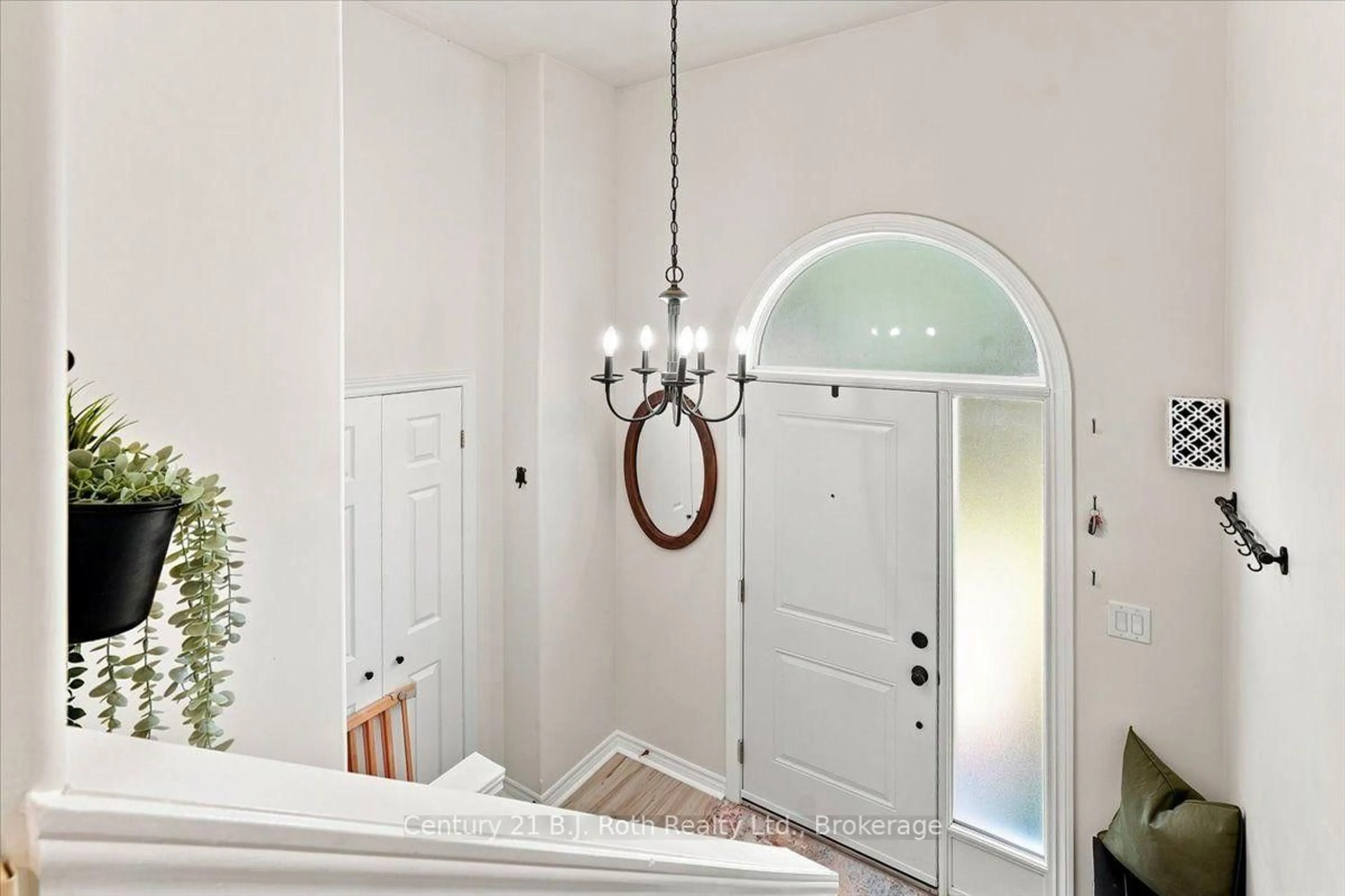 Indoor entryway for 413 Irwin St, Midland Ontario L4R 2V6