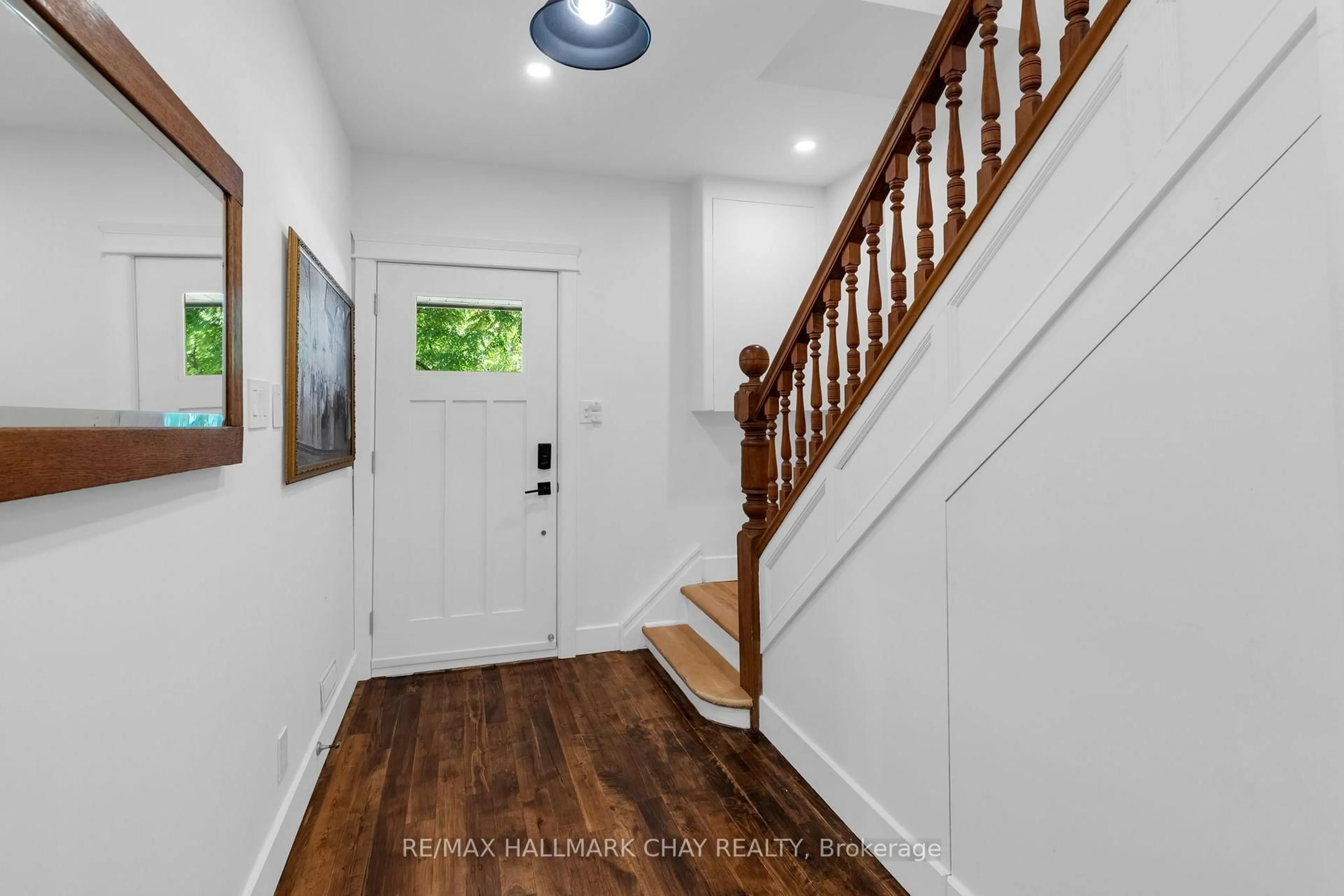 Indoor entryway for 26 Edward St, Clearview Ontario L0M 1G0