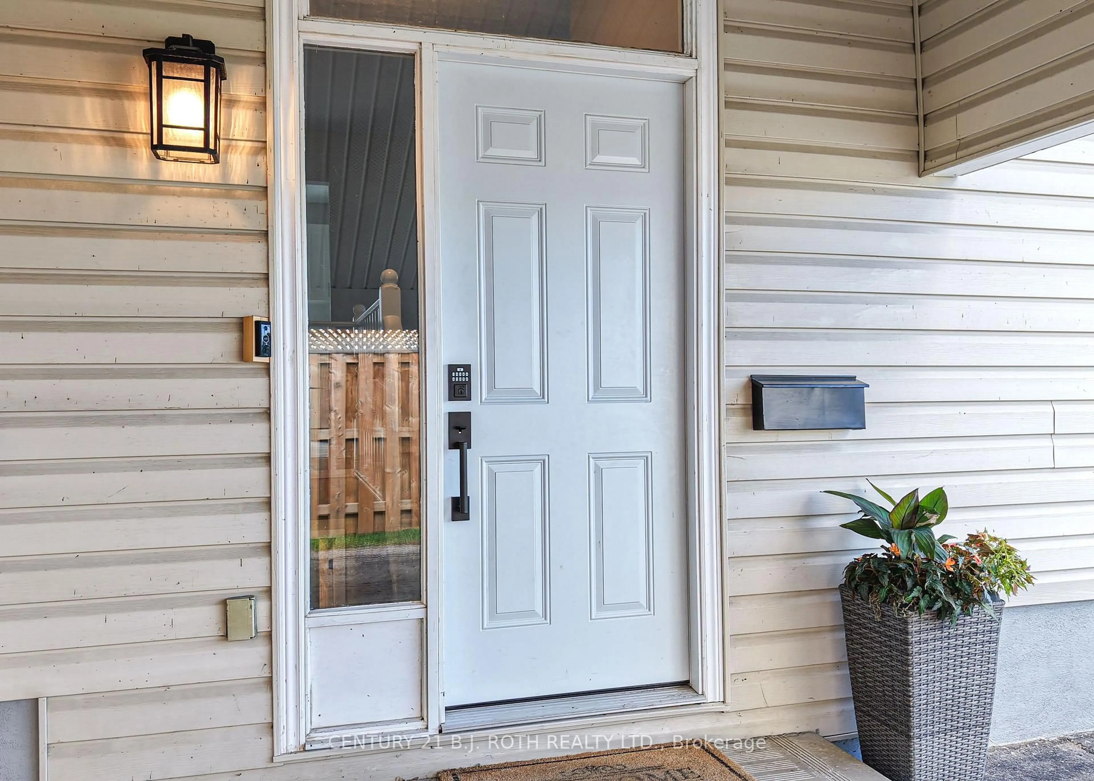 Indoor entryway for 49 Bond St, Orillia Ontario L3V 1J6