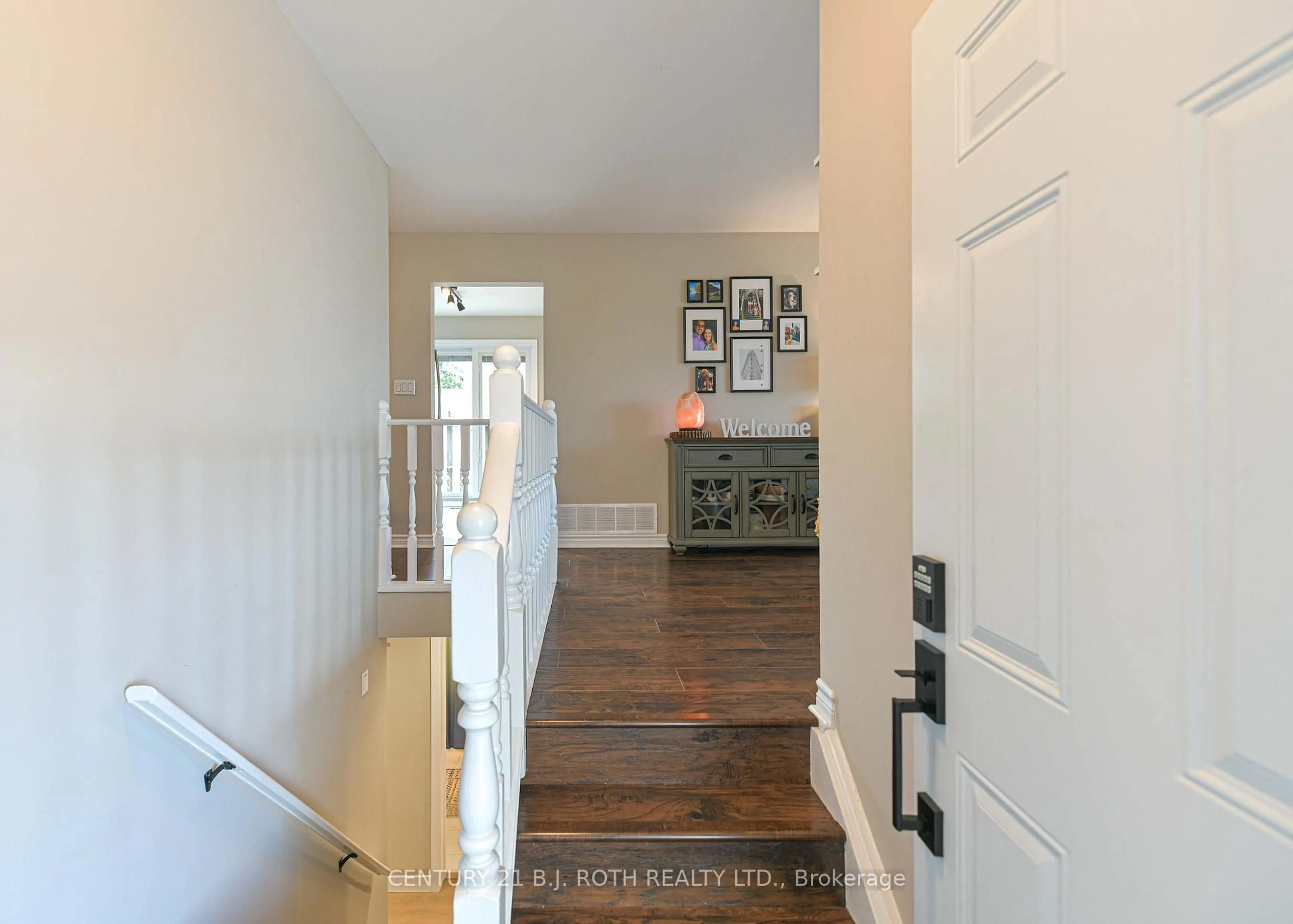 Indoor entryway for 49 Bond St, Orillia Ontario L3V 1J6