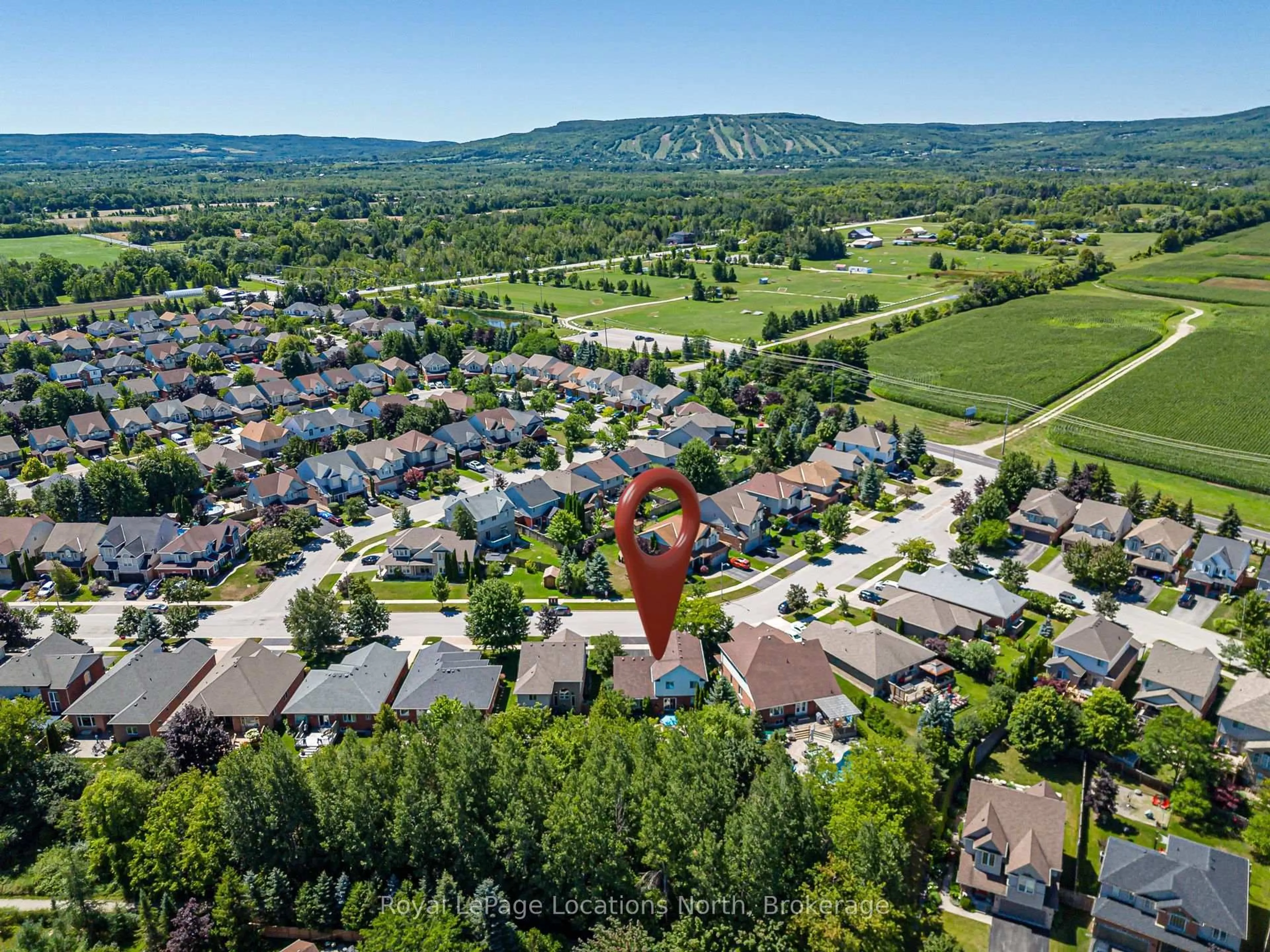 A pic from outside/outdoor area/front of a property/back of a property/a pic from drone, mountain view for 57 Georgian Meadows Dr, Collingwood Ontario L9Y 5H4