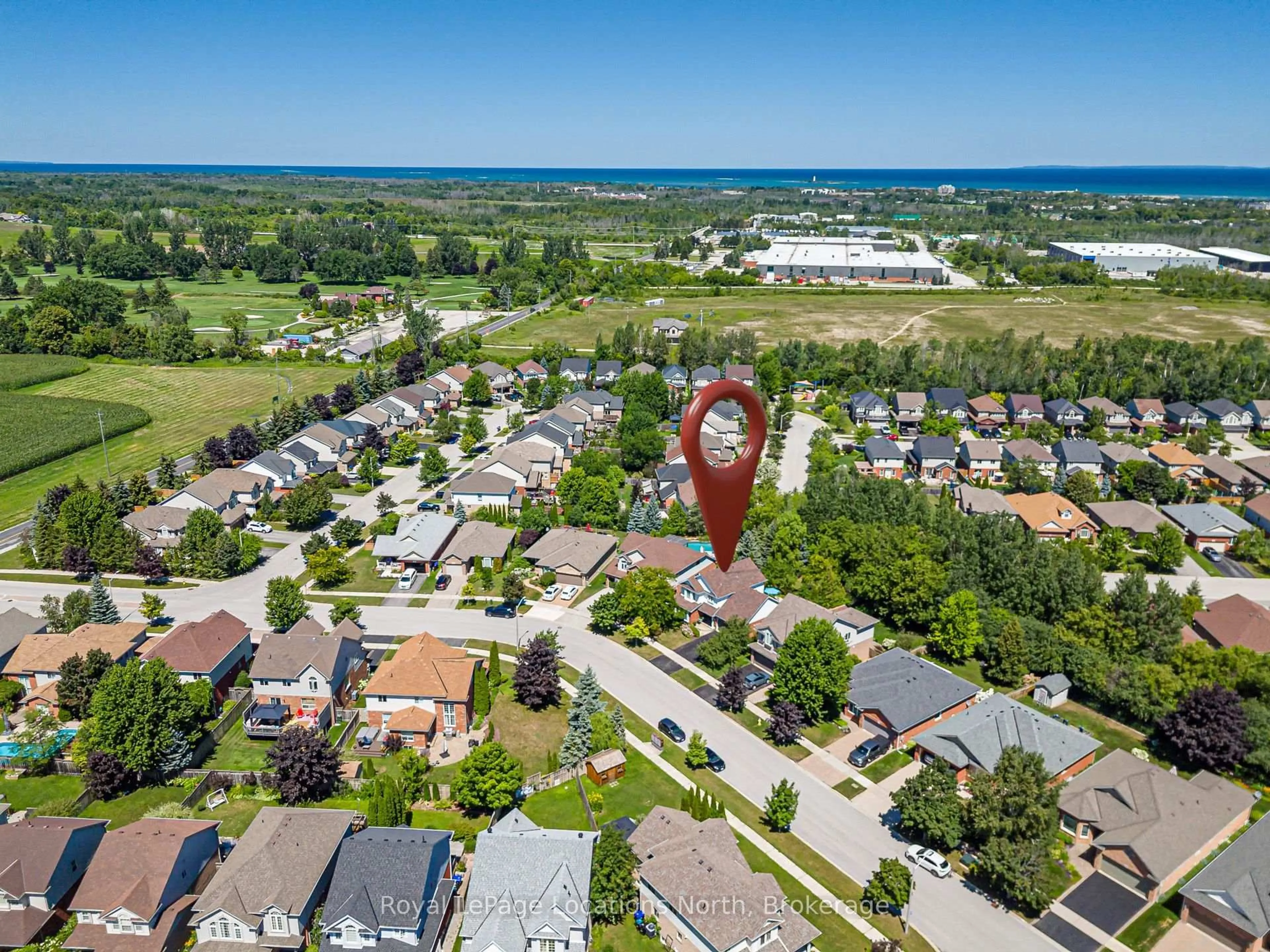 A pic from outside/outdoor area/front of a property/back of a property/a pic from drone, unknown for 57 Georgian Meadows Dr, Collingwood Ontario L9Y 5H4