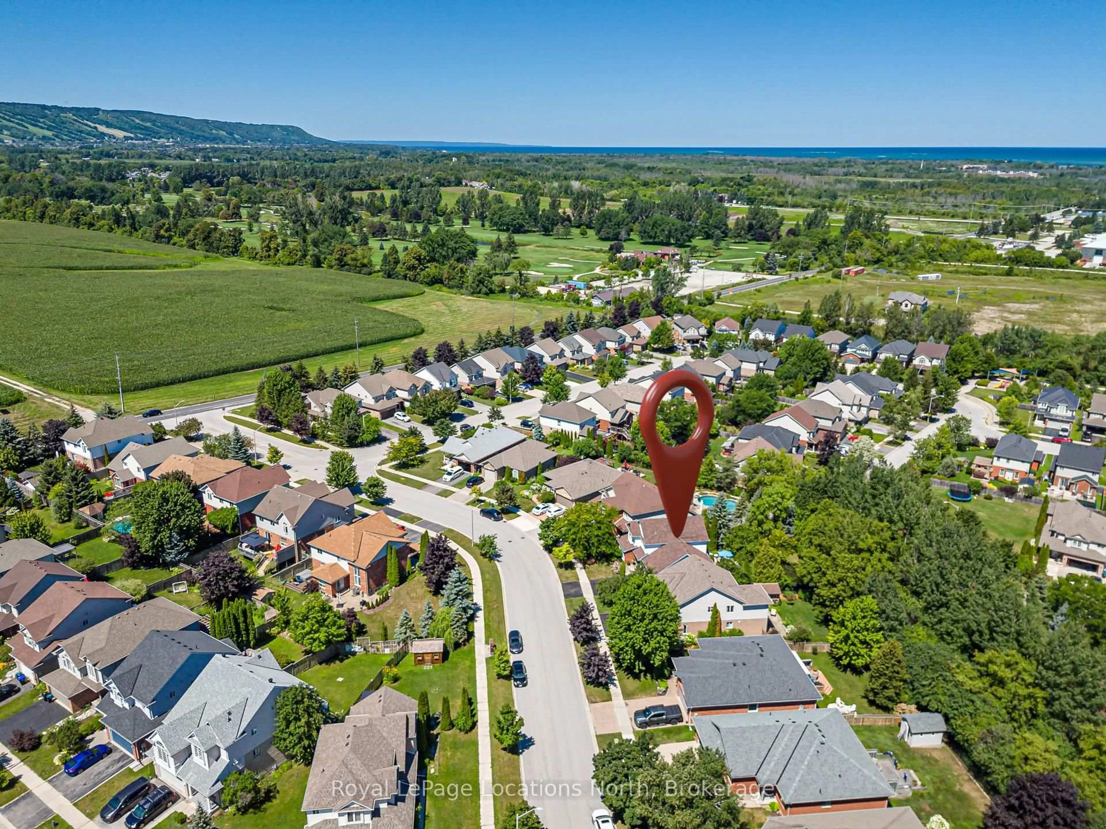 A pic from outside/outdoor area/front of a property/back of a property/a pic from drone, unknown for 57 Georgian Meadows Dr, Collingwood Ontario L9Y 5H4
