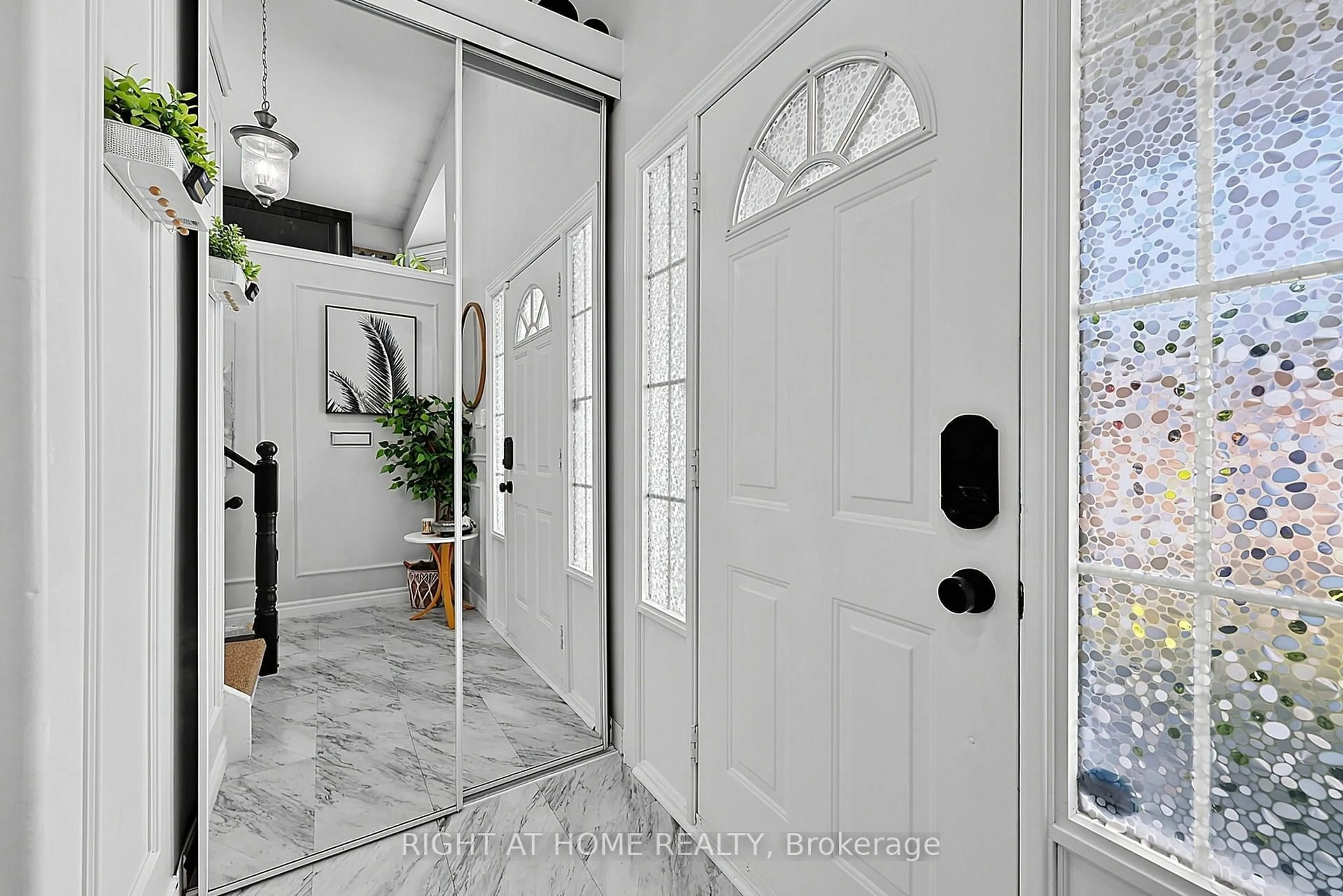 Indoor entryway for 23 Osprey Ridge Rd, Barrie Ontario L4M 6P2