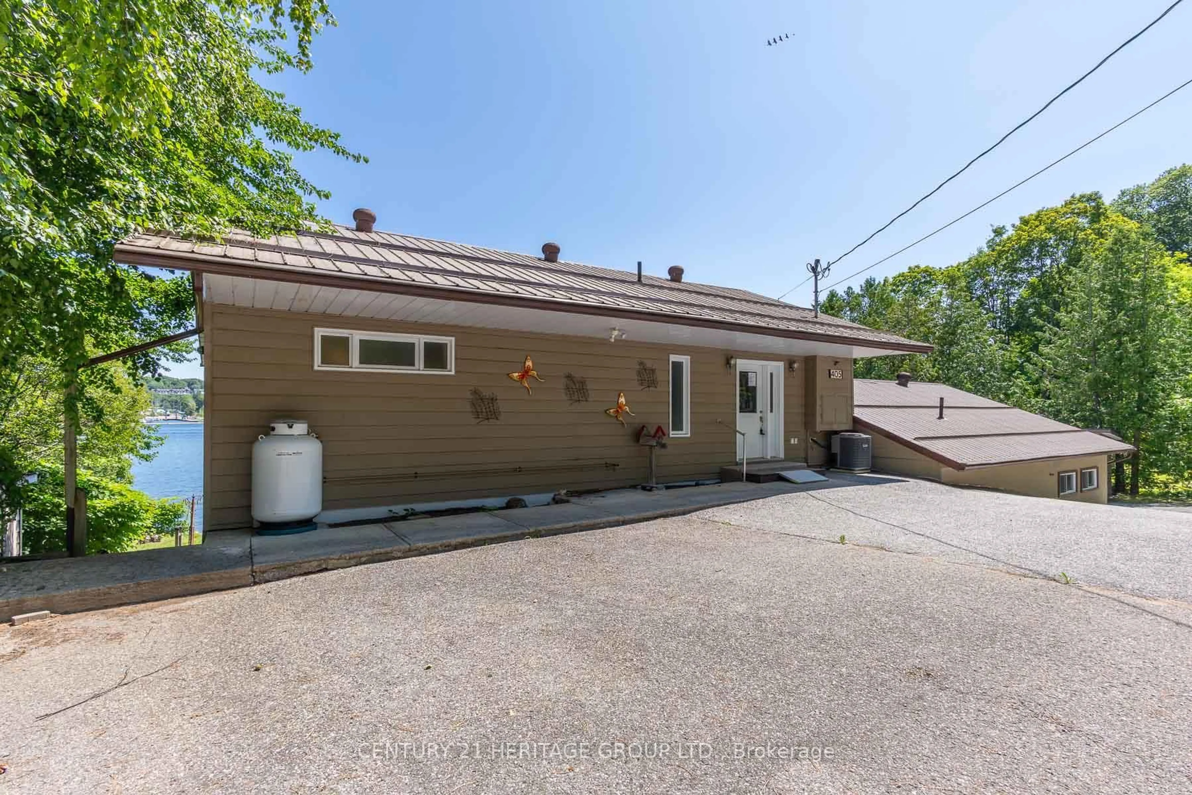 A pic from outside/outdoor area/front of a property/back of a property/a pic from drone, street for 405 Champlain Rd, Penetanguishene Ontario L9M 1S3