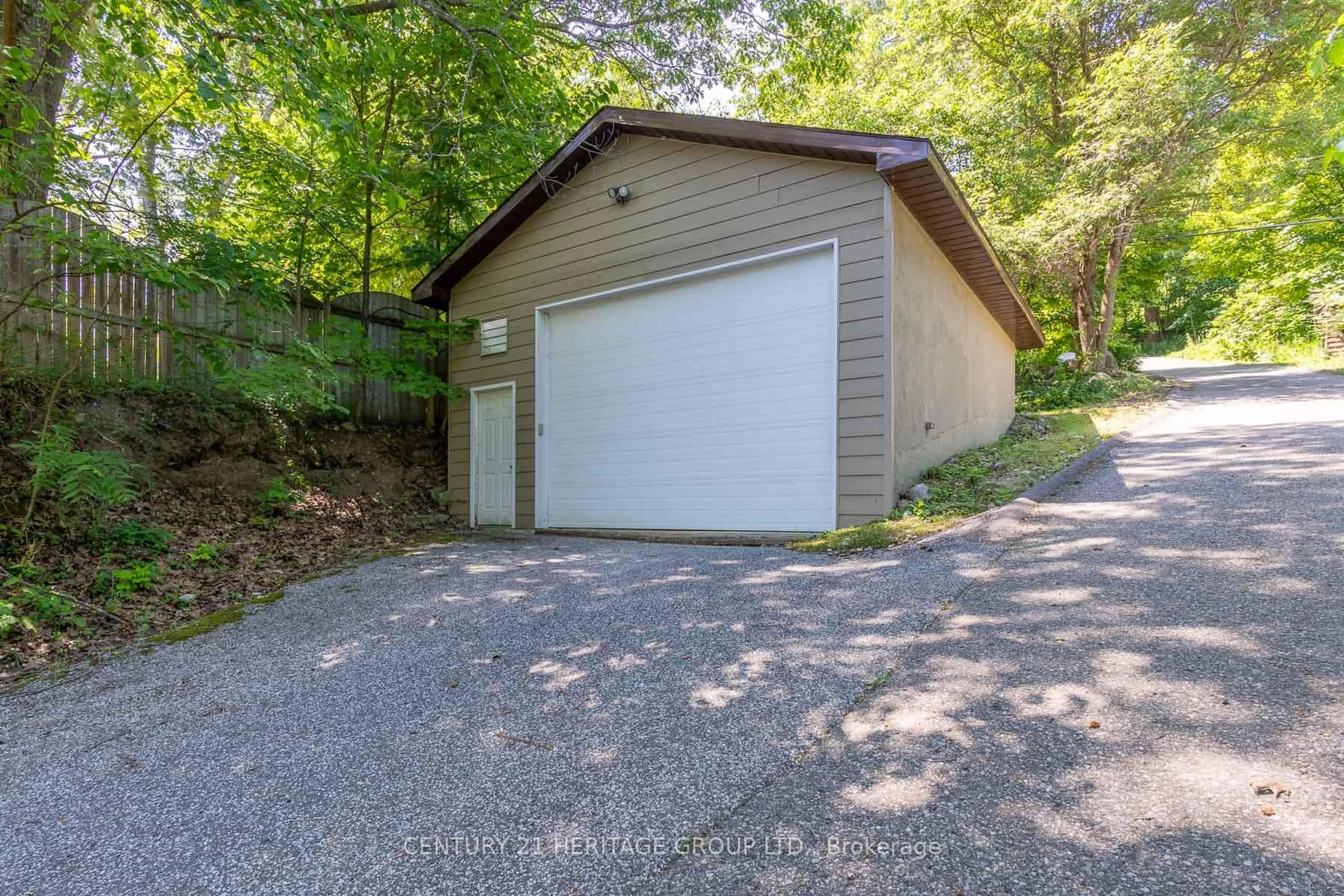 Indoor garage for 405 Champlain Rd, Penetanguishene Ontario L9M 1S3