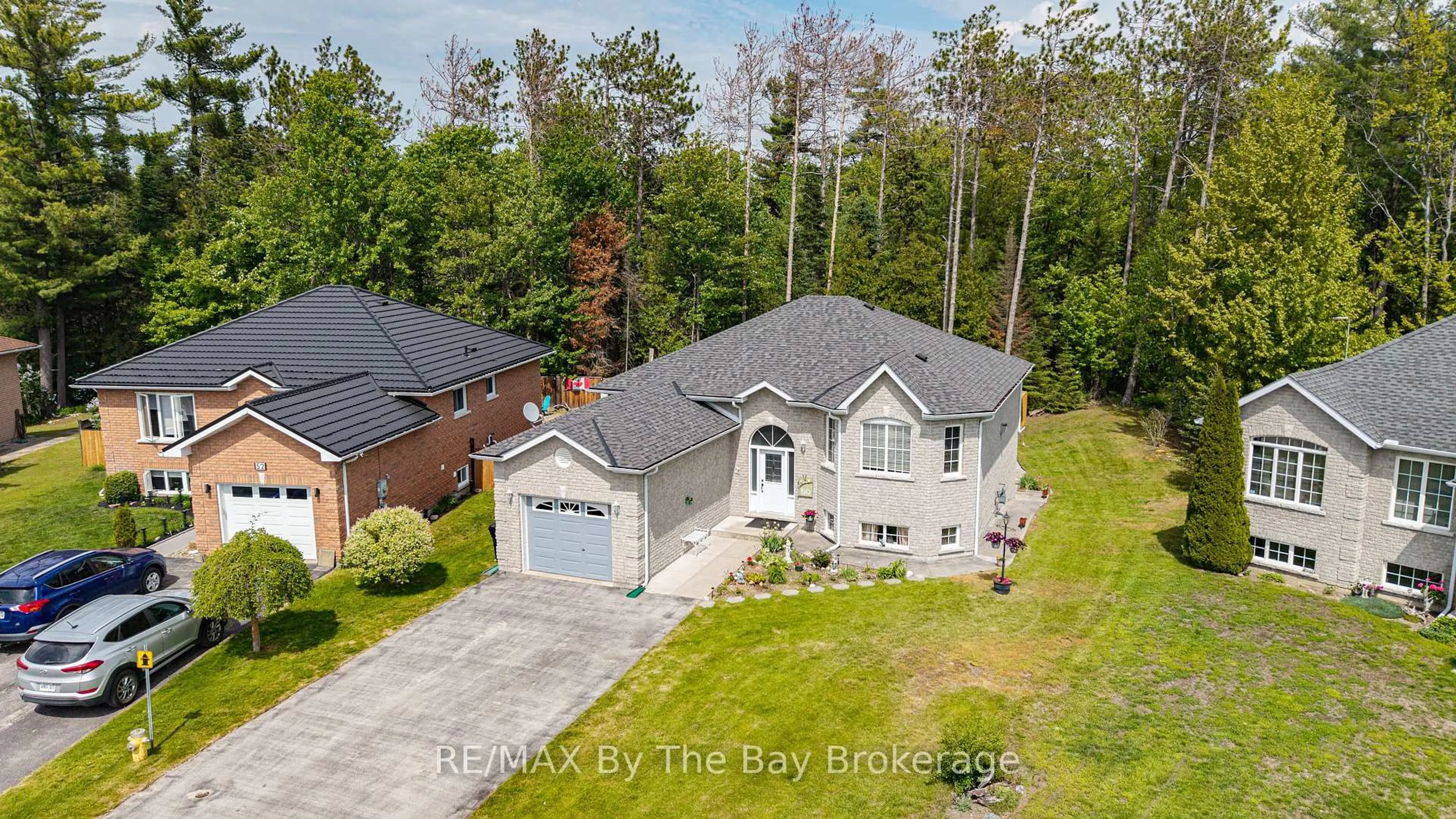 A pic from outside/outdoor area/front of a property/back of a property/a pic from drone, street for 50 Donato Way, Wasaga Beach Ontario L9Z 1R9