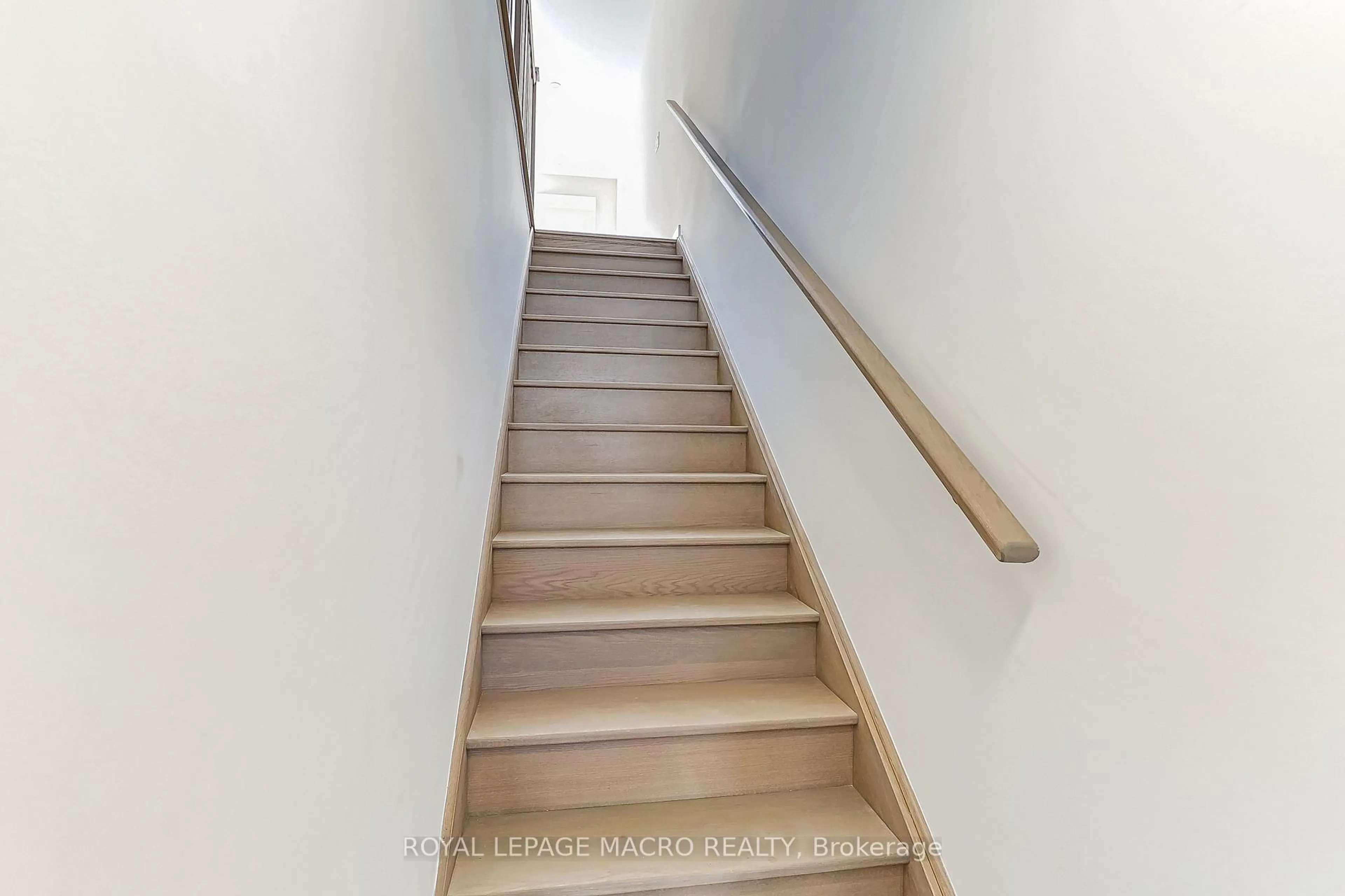 Stairs for 5 Winters Cres, Collingwood Ontario L9Y 5T1