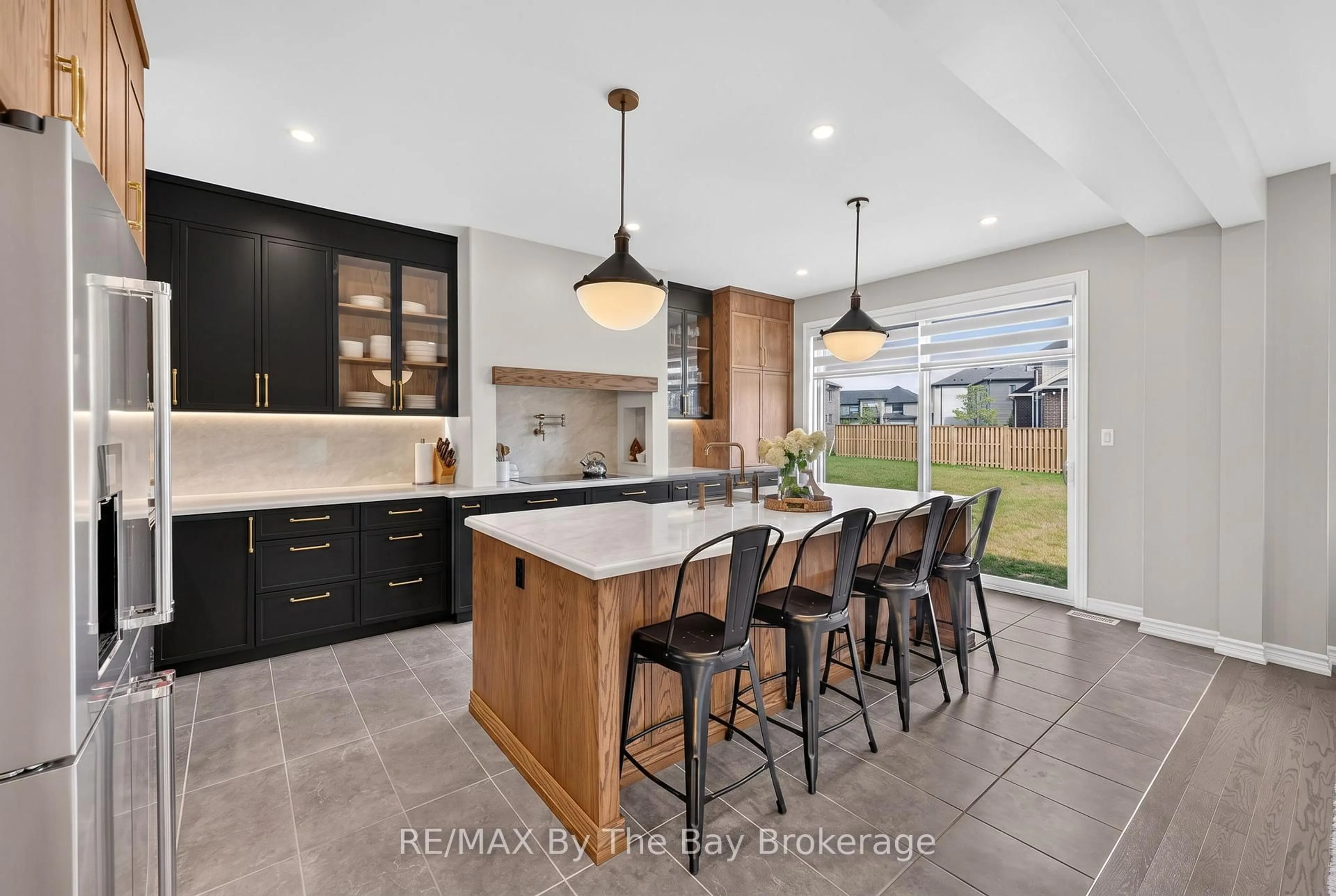 Open concept kitchen, ceramic/tile floor for 171 Rosanne Circ, Wasaga Beach Ontario L9Z 0N1
