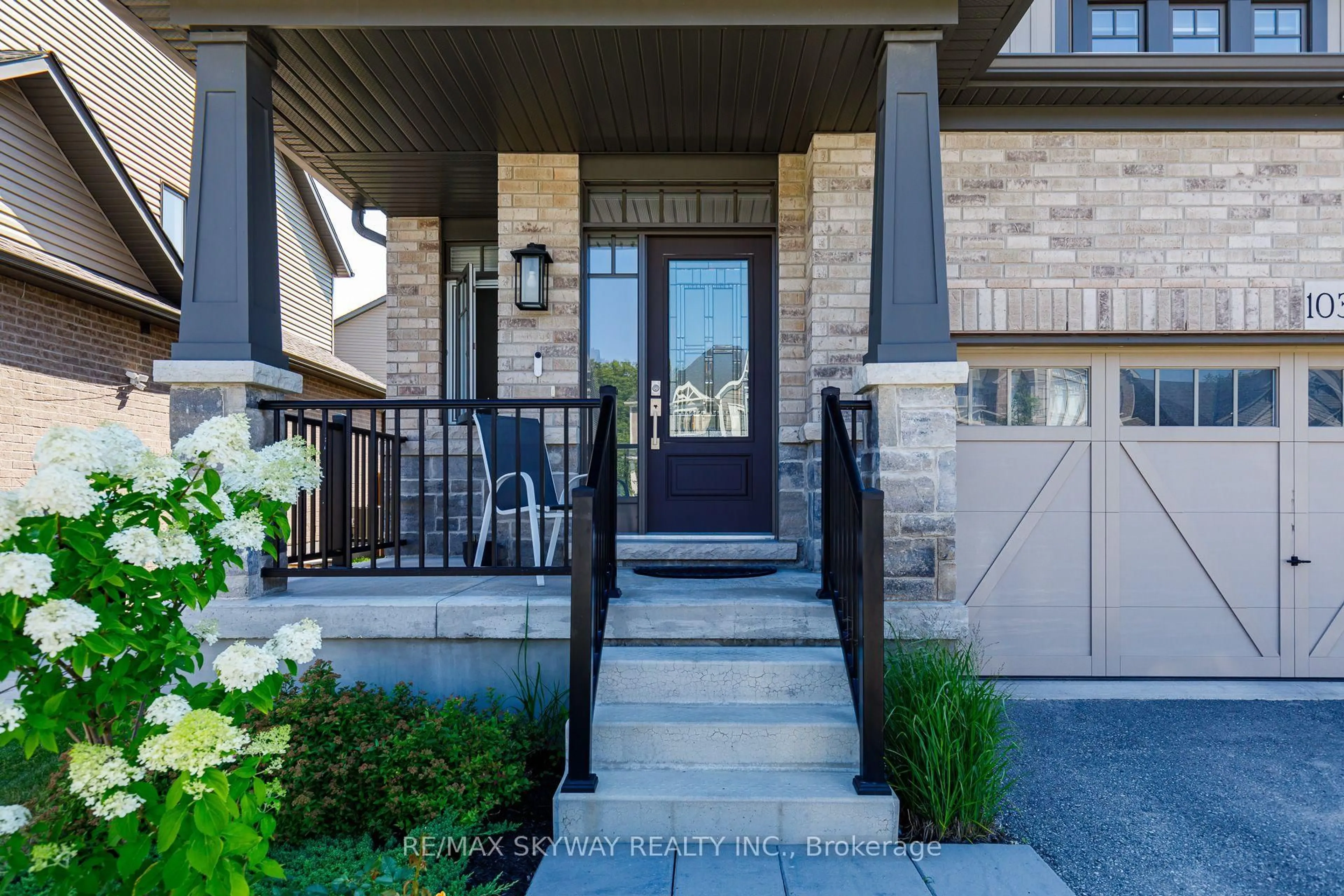 Indoor entryway for 103 Plewes Dr, Collingwood Ontario L9Y 3B7