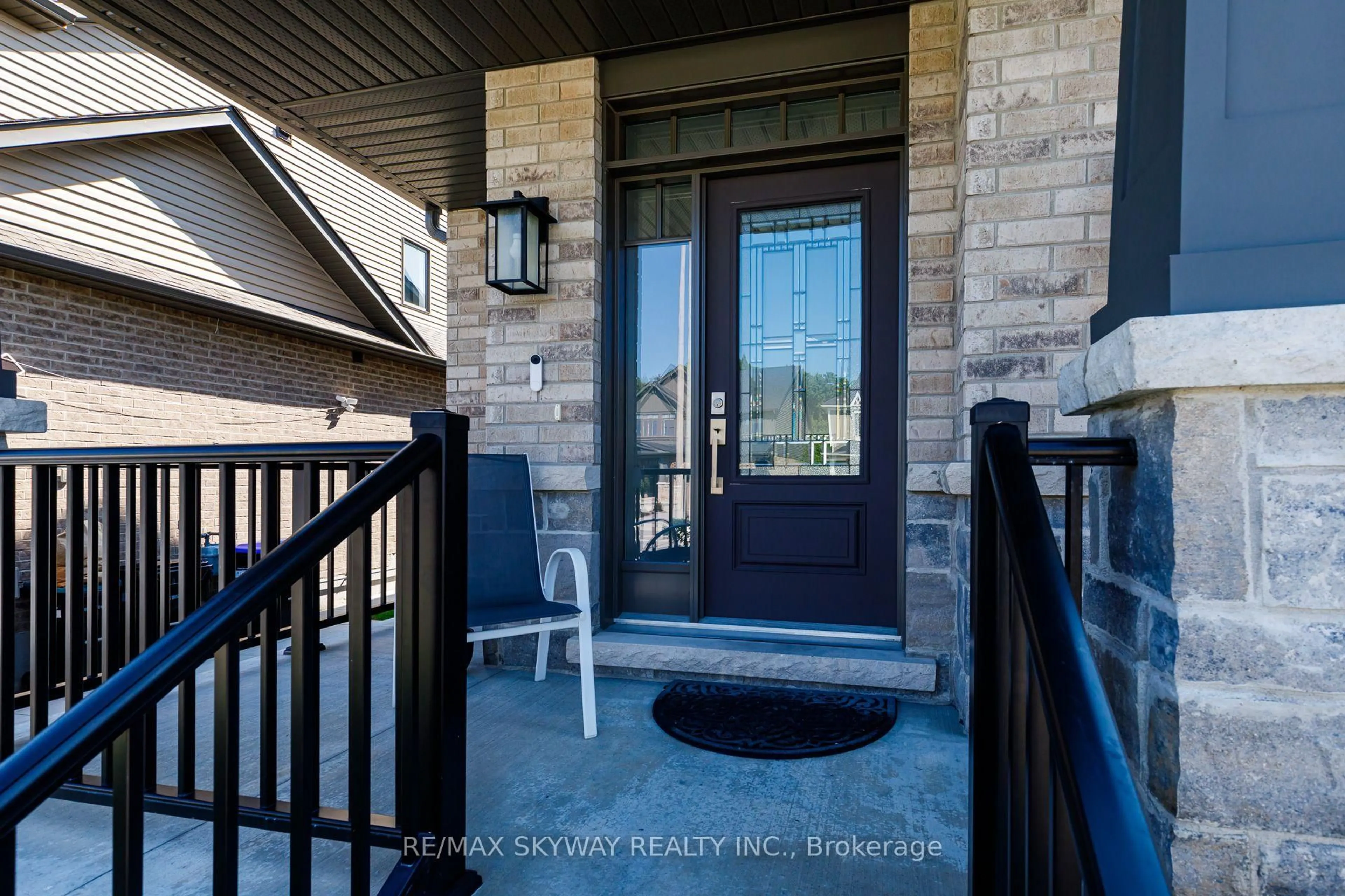 Indoor entryway for 103 Plewes Dr, Collingwood Ontario L9Y 3B7