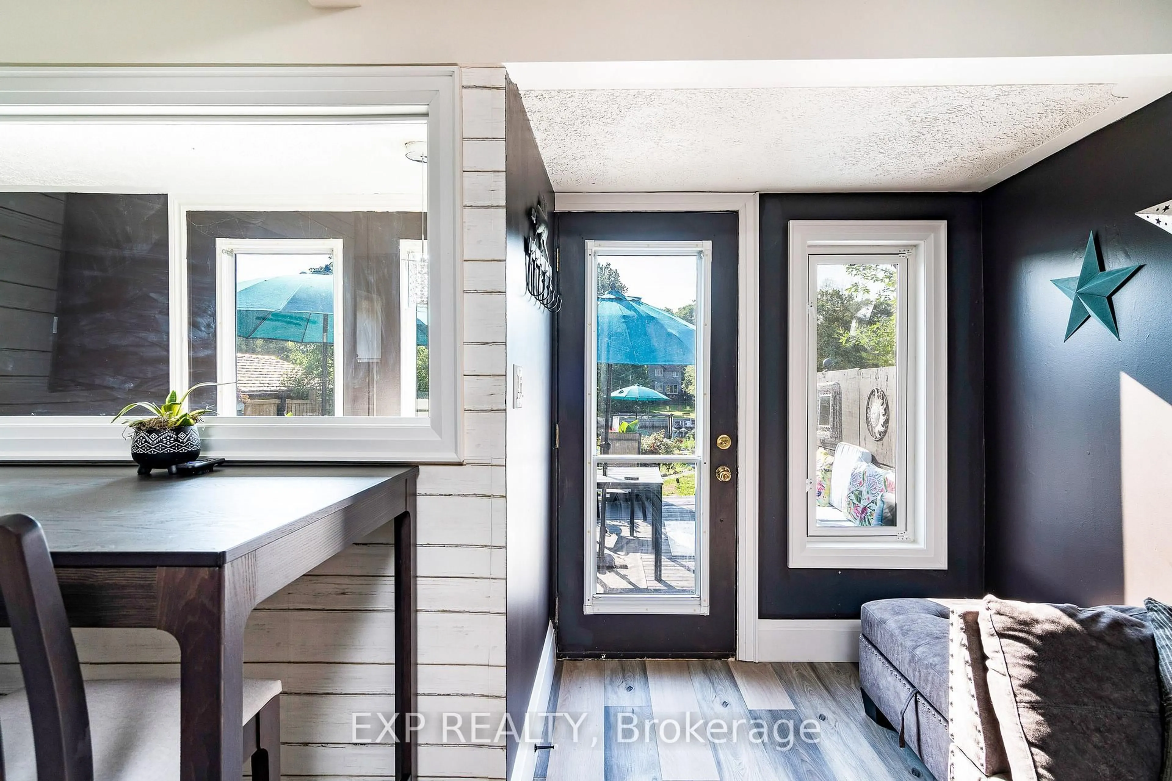 Indoor entryway for 27 Sunnidale Rd, Wasaga Beach Ontario L9Z 2M5
