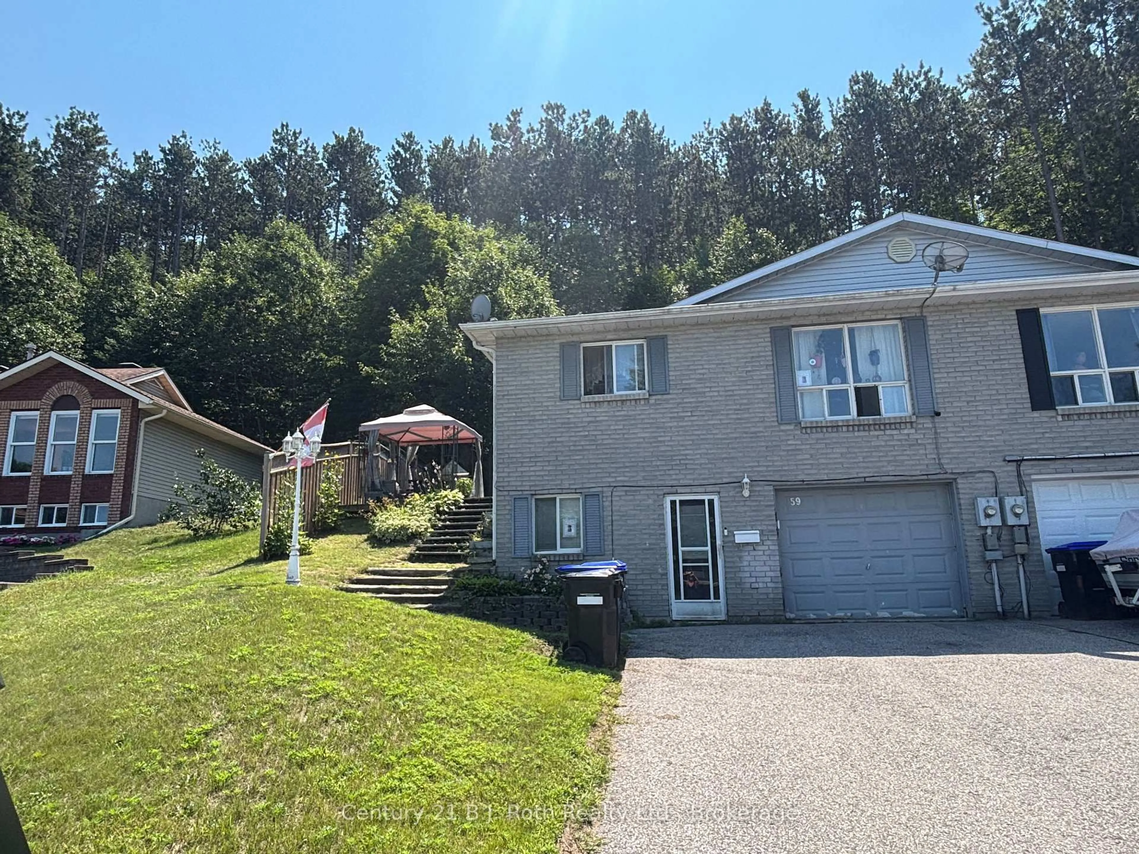 A pic from outside/outdoor area/front of a property/back of a property/a pic from drone, unknown for 59 Therrien Crt, Penetanguishene Ontario L9M 1P6