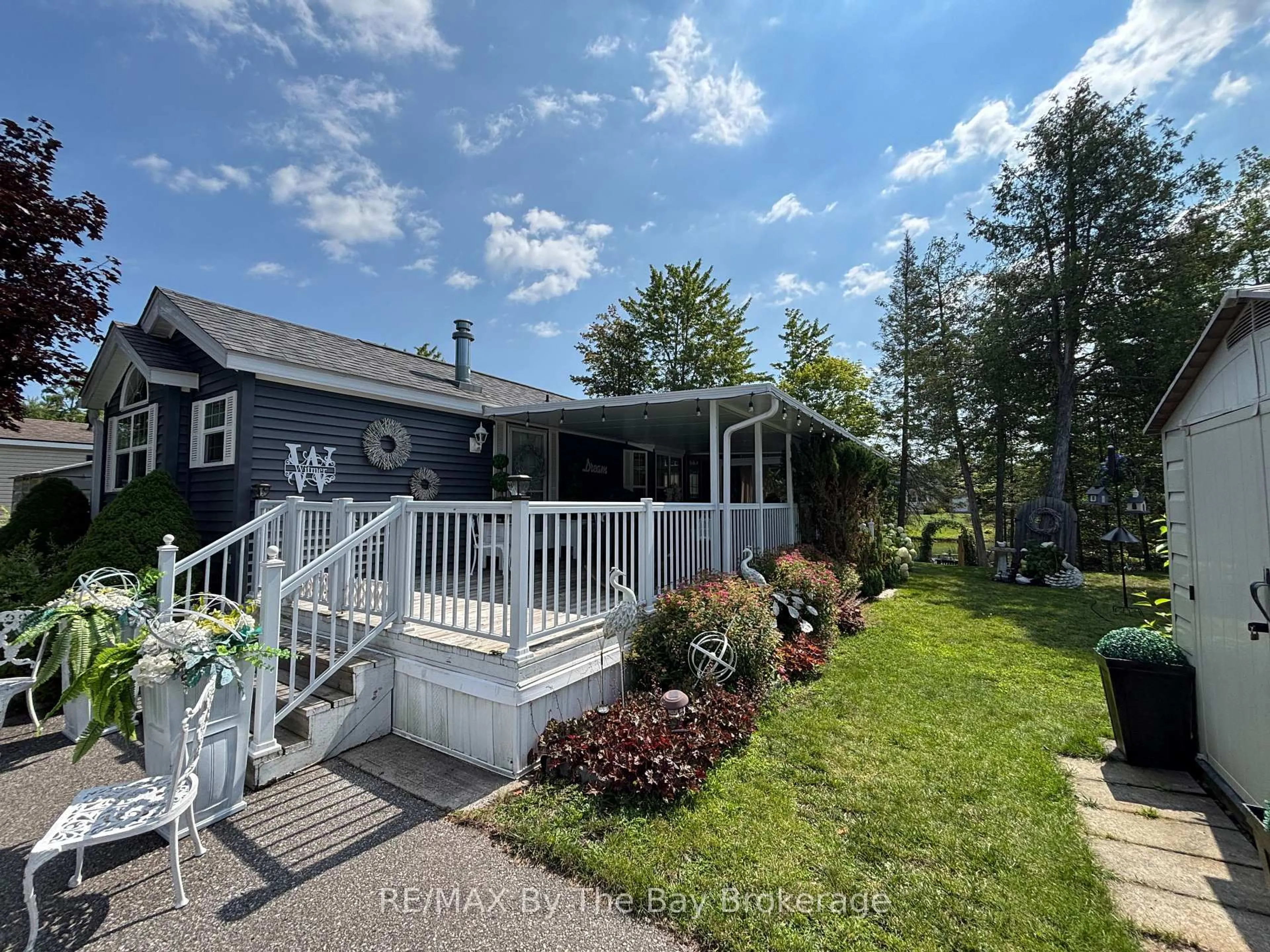 A pic from outside/outdoor area/front of a property/back of a property/a pic from drone, water/lake/river/ocean view for 9 WHITE PINES Tr, Wasaga Beach Ontario L9Z 1X7