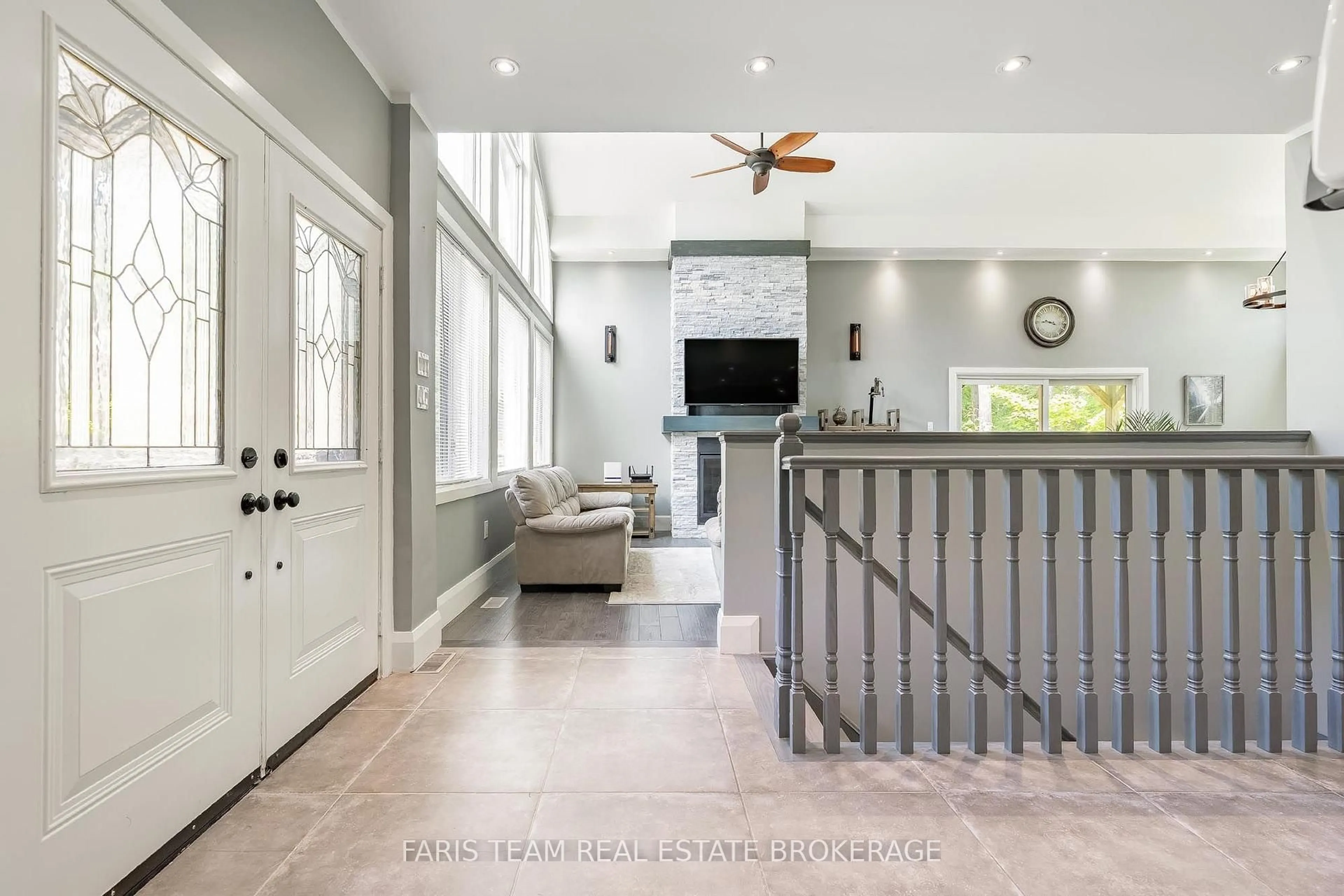 Indoor entryway for 7 Duquette Crt, Tiny Ontario L9M 0H3