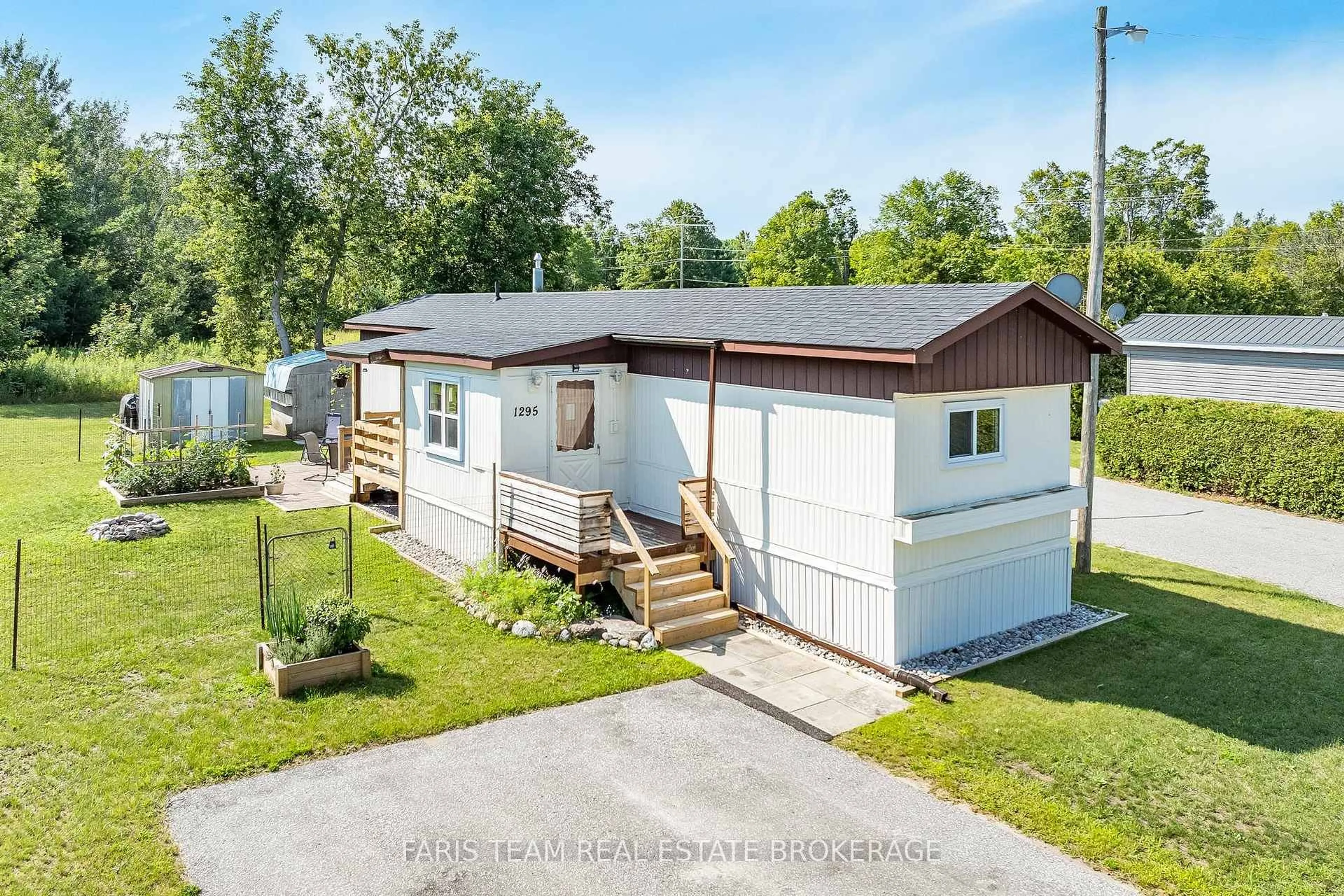 A pic from outside/outdoor area/front of a property/back of a property/a pic from drone, unknown for 1295 Hilltop Rd, Severn Ontario L3V 0V1