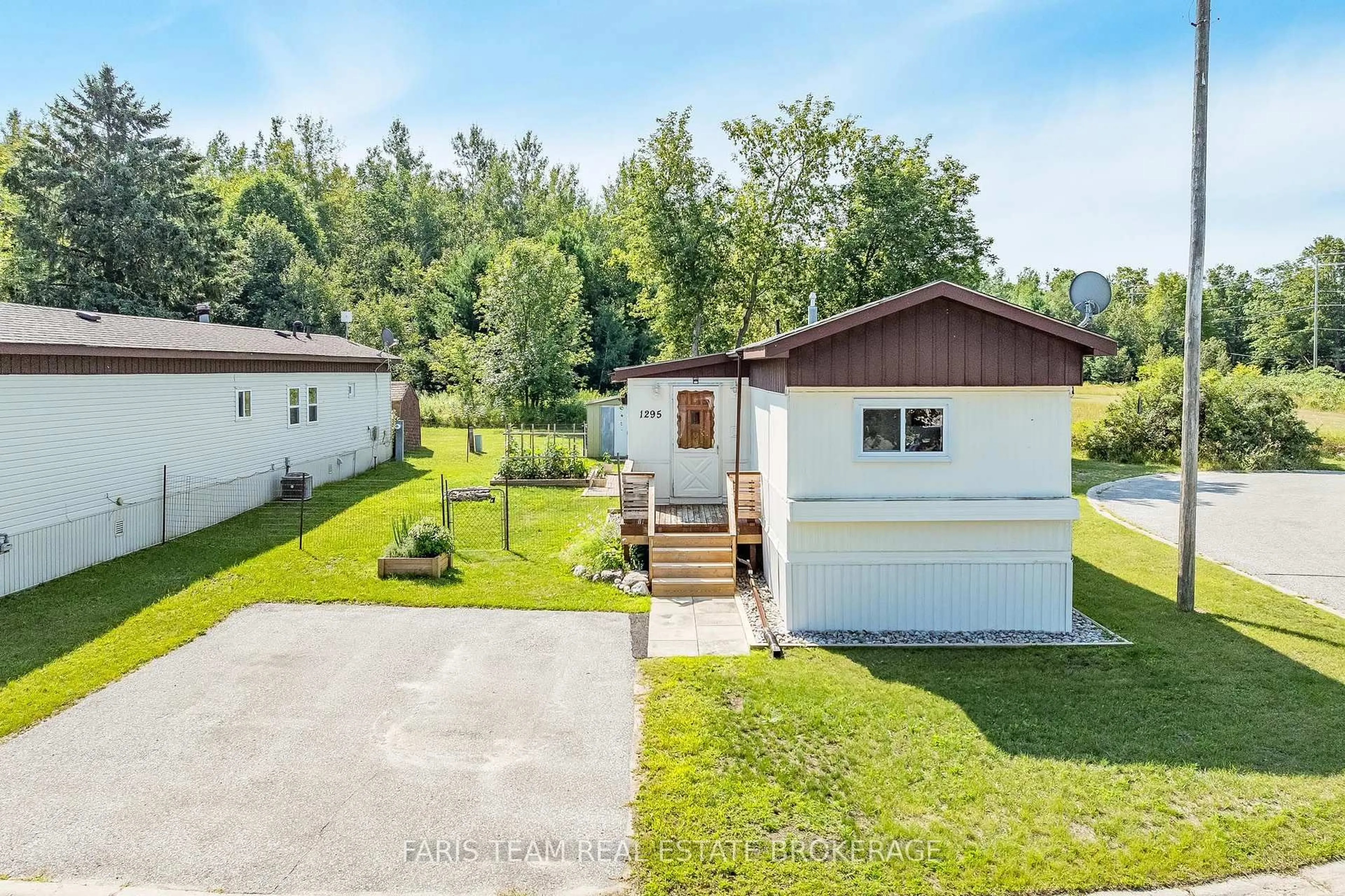 A pic from outside/outdoor area/front of a property/back of a property/a pic from drone, water/lake/river/ocean view for 1295 Hilltop Rd, Severn Ontario L3V 0V1
