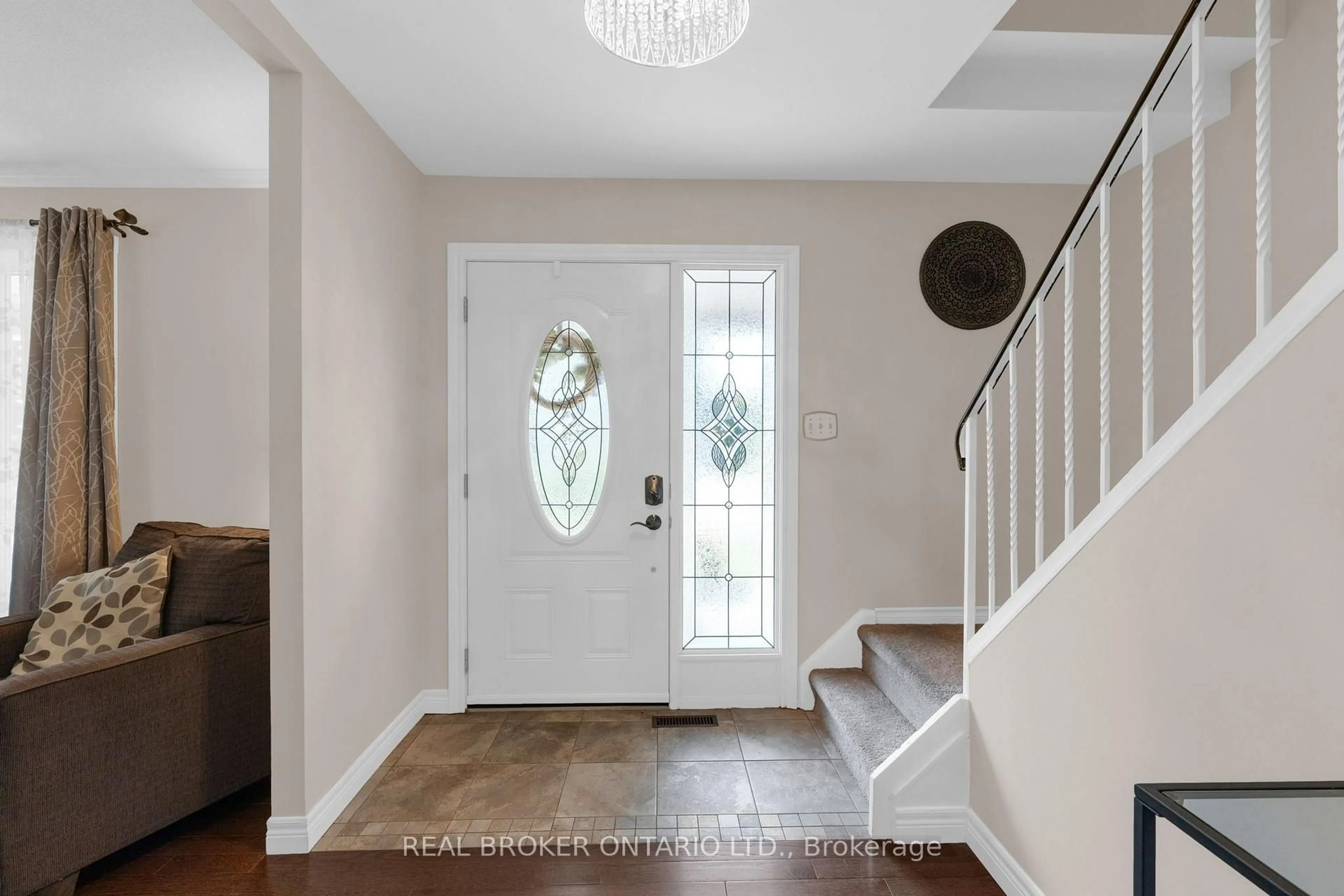 Indoor entryway for 40 Farmingdale Cres, Barrie Ontario L4M 5E5