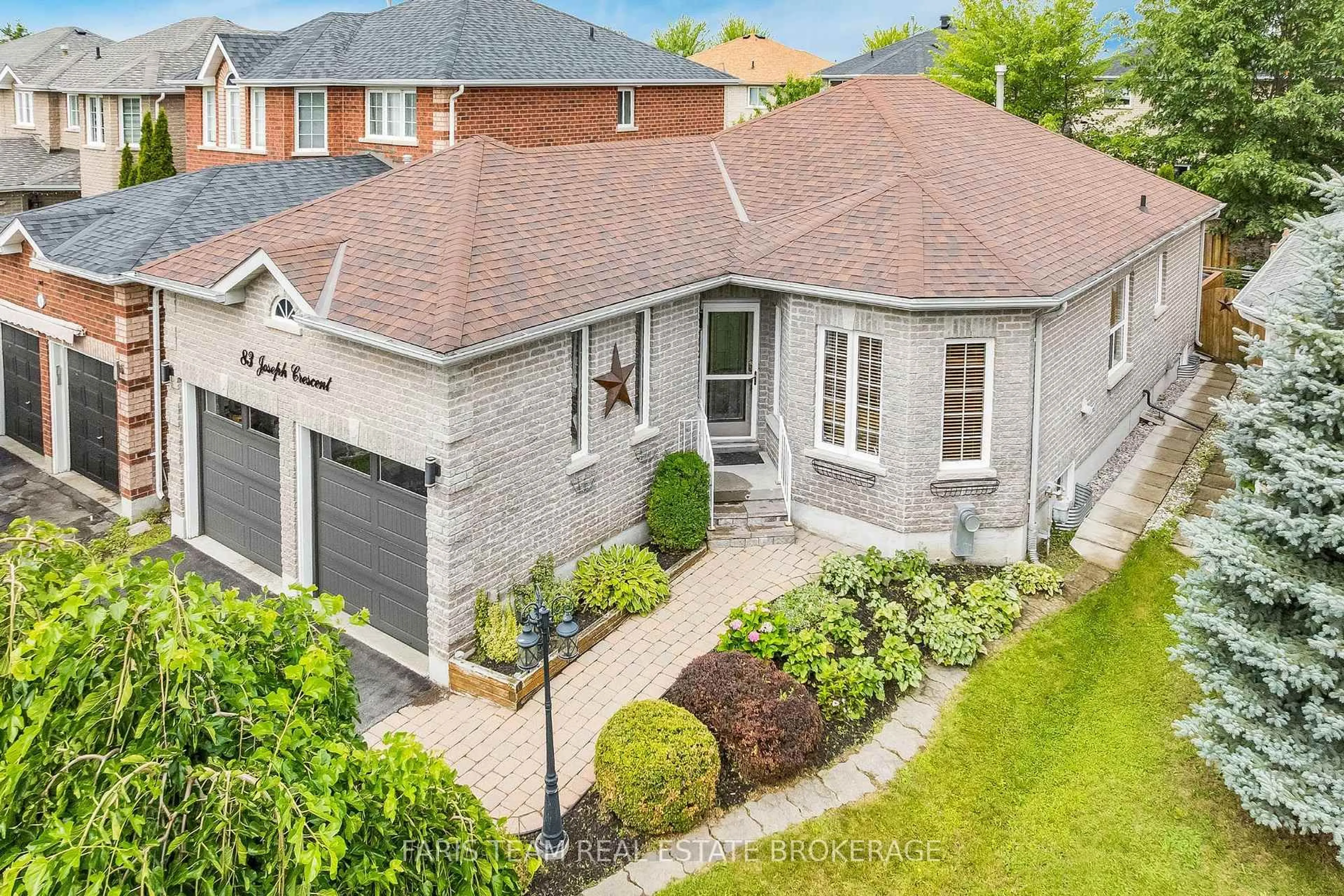 A pic from outside/outdoor area/front of a property/back of a property/a pic from drone, street for 83 Joseph Cres, Barrie Ontario L4N 0Y2