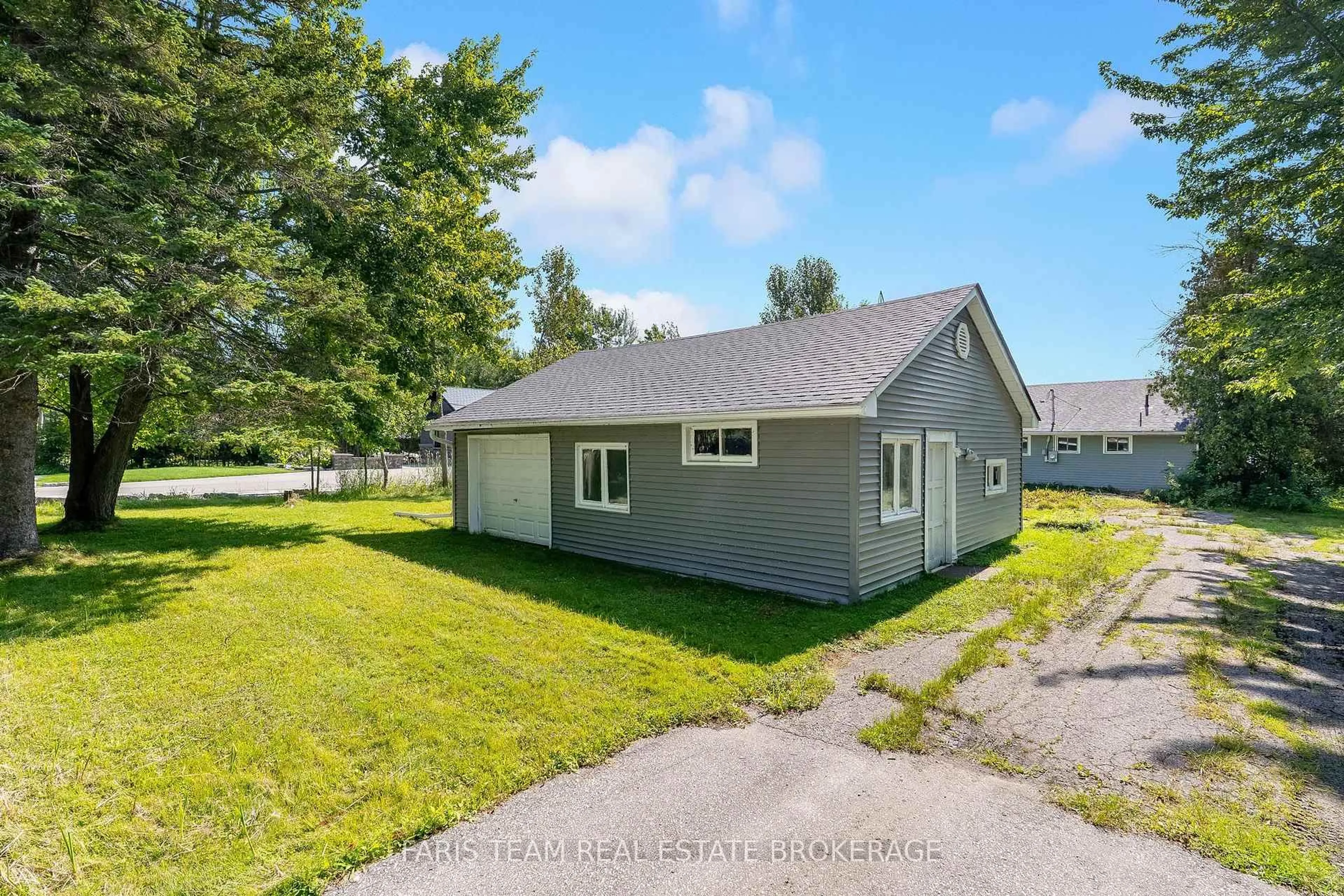 A pic from outside/outdoor area/front of a property/back of a property/a pic from drone, unknown for 1467 Cunningham Cres, Severn Ontario L3V 6H3
