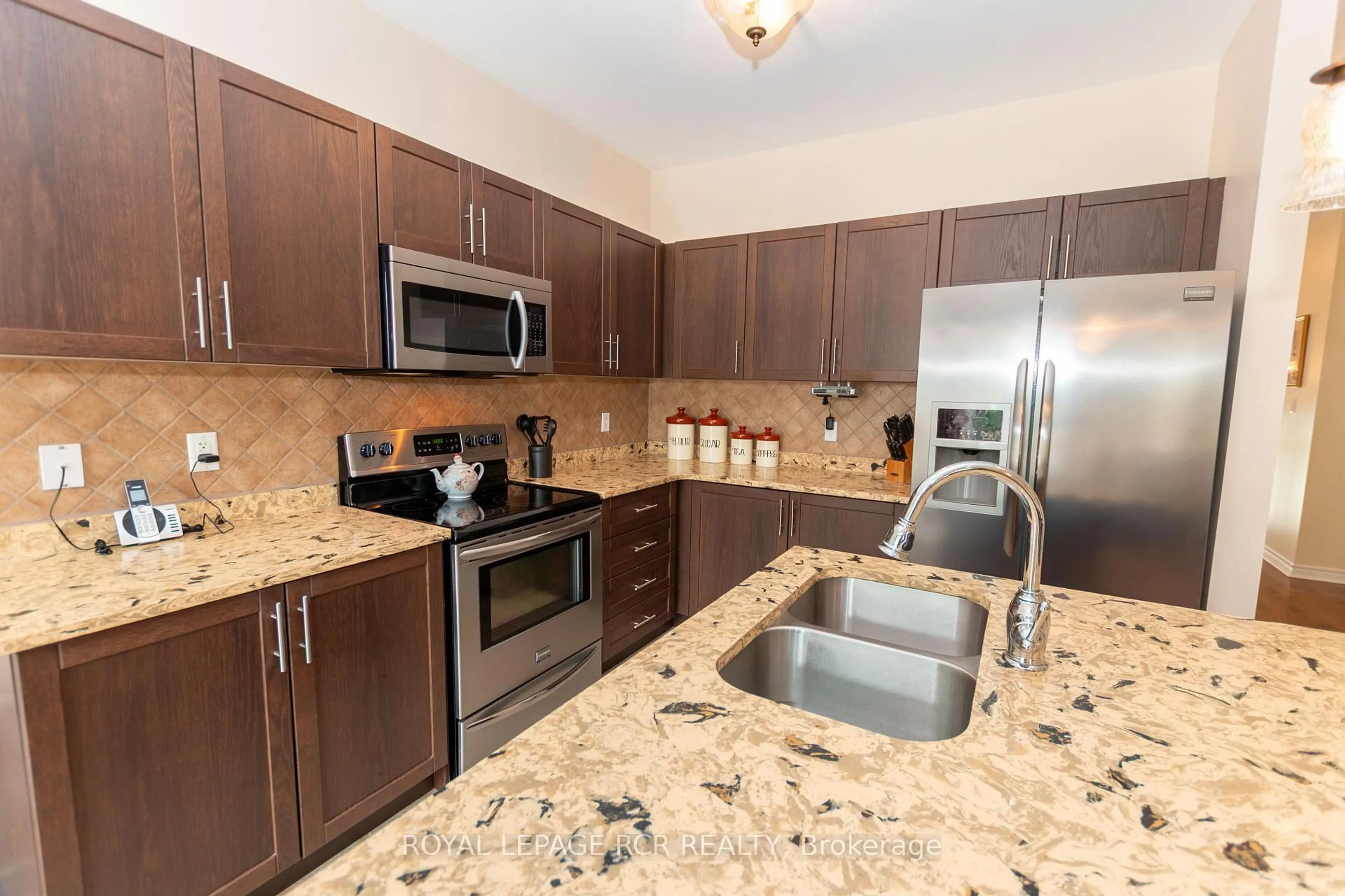 Standard kitchen, ceramic/tile floor for 135 White Sands Way, Wasaga Beach Ontario L9Z 0E3
